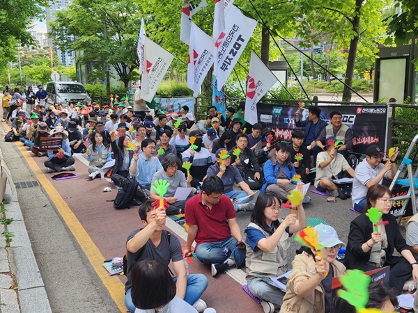 ▲ 28일 오후 서울 여의도 국회 맞은편에서 언론장악저지공동행동이 방송3법 재입법과 현 정부의 언론장악 국정조사 등을 요구하는 집회를 진행하고 있다. 사진=장슬기 기자