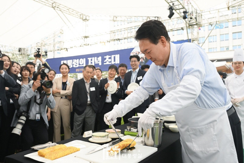 ▲24일 '대통령의 저녁 초대' 행사에서 윤석열 대통령. ⓒ대통령실 