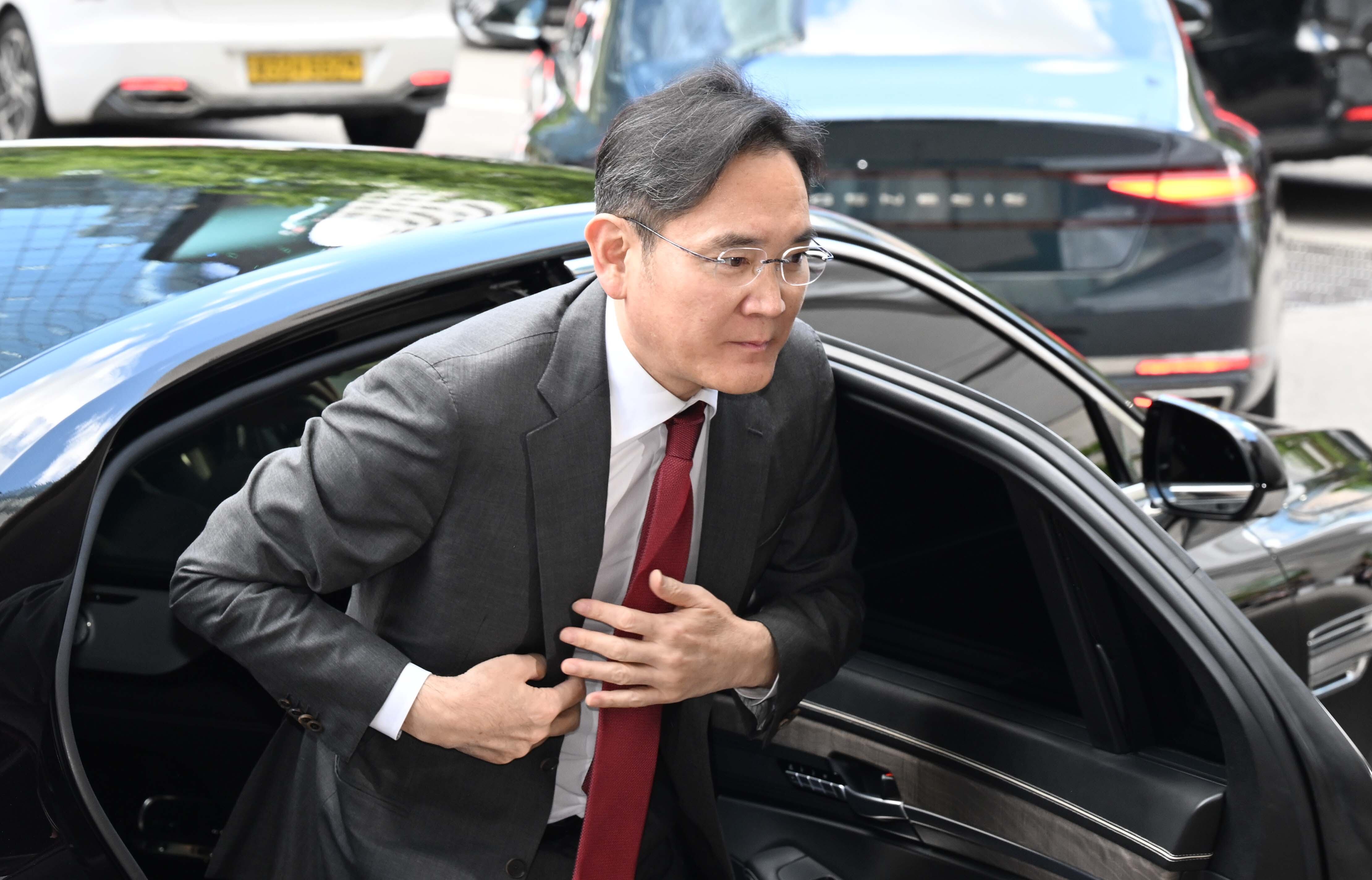 이재용 삼성전자 회장이 28일 오후 무함마드 빈 자예드 알 나흐얀 아랍에미리트(UAE) 대통령과의 티타임을 위해 서울 시내 한 호텔에 들어서고 있다. /연합뉴스