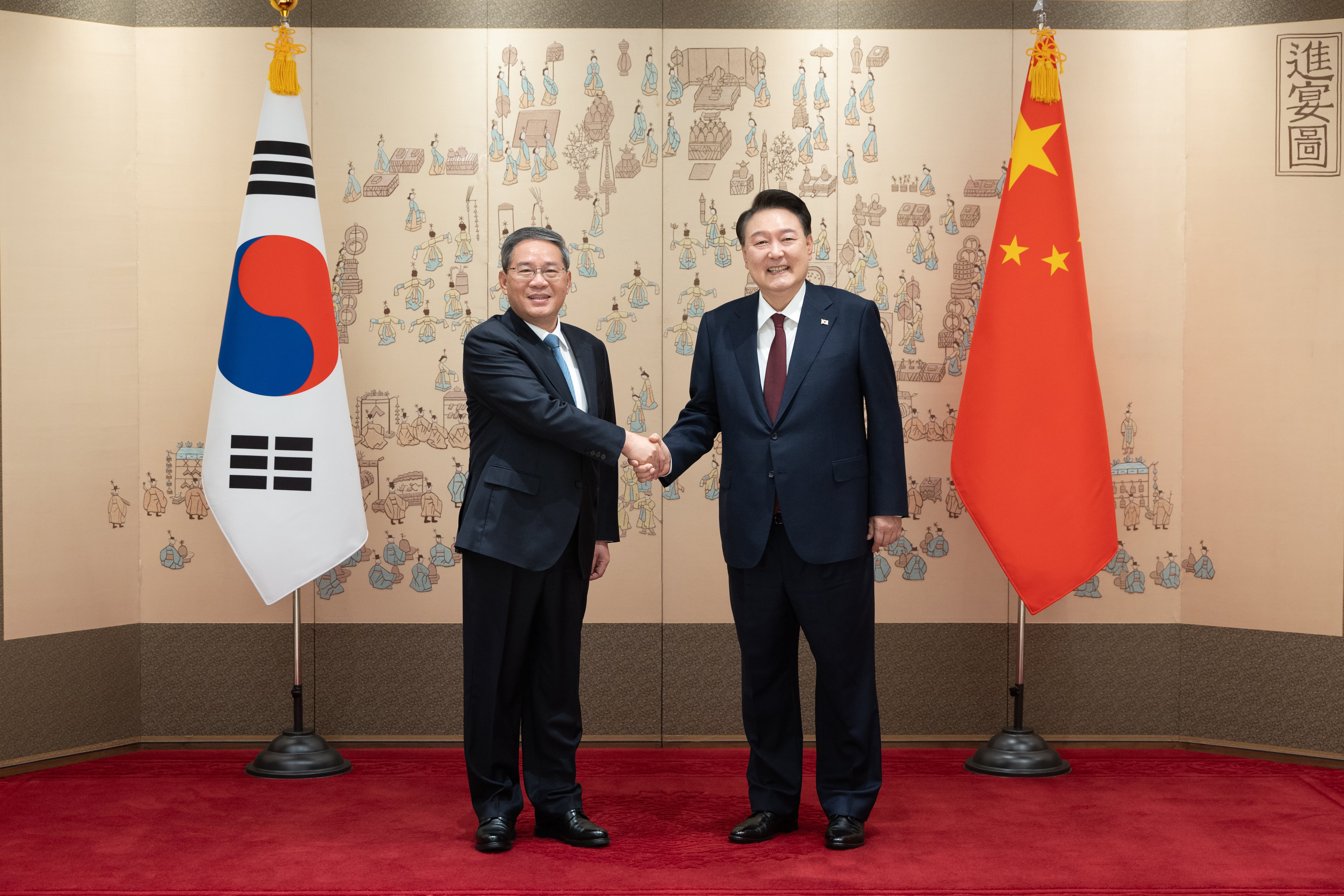 윤석열 대통령이 지난 26일 용산 대통령실 청사에서 리창 중국 총리를 만나 기념촬영을 하고 있다. /뉴스1 