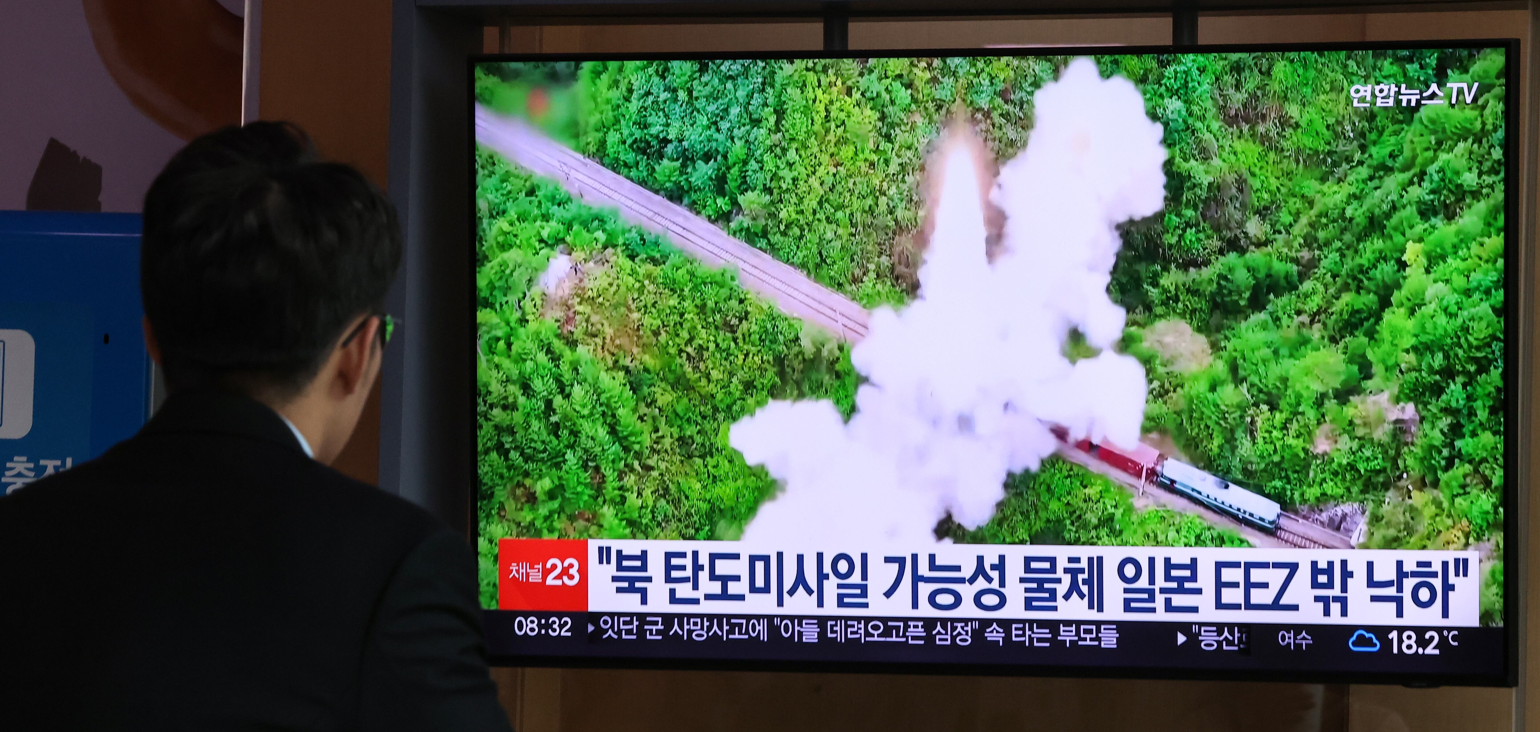 북한이 단거리 탄도미사일을 동해상으로 대거 발사한 30일 오전 시민들이 서울역 대합실에서 관련 뉴스를 보고 있다. /연합뉴스