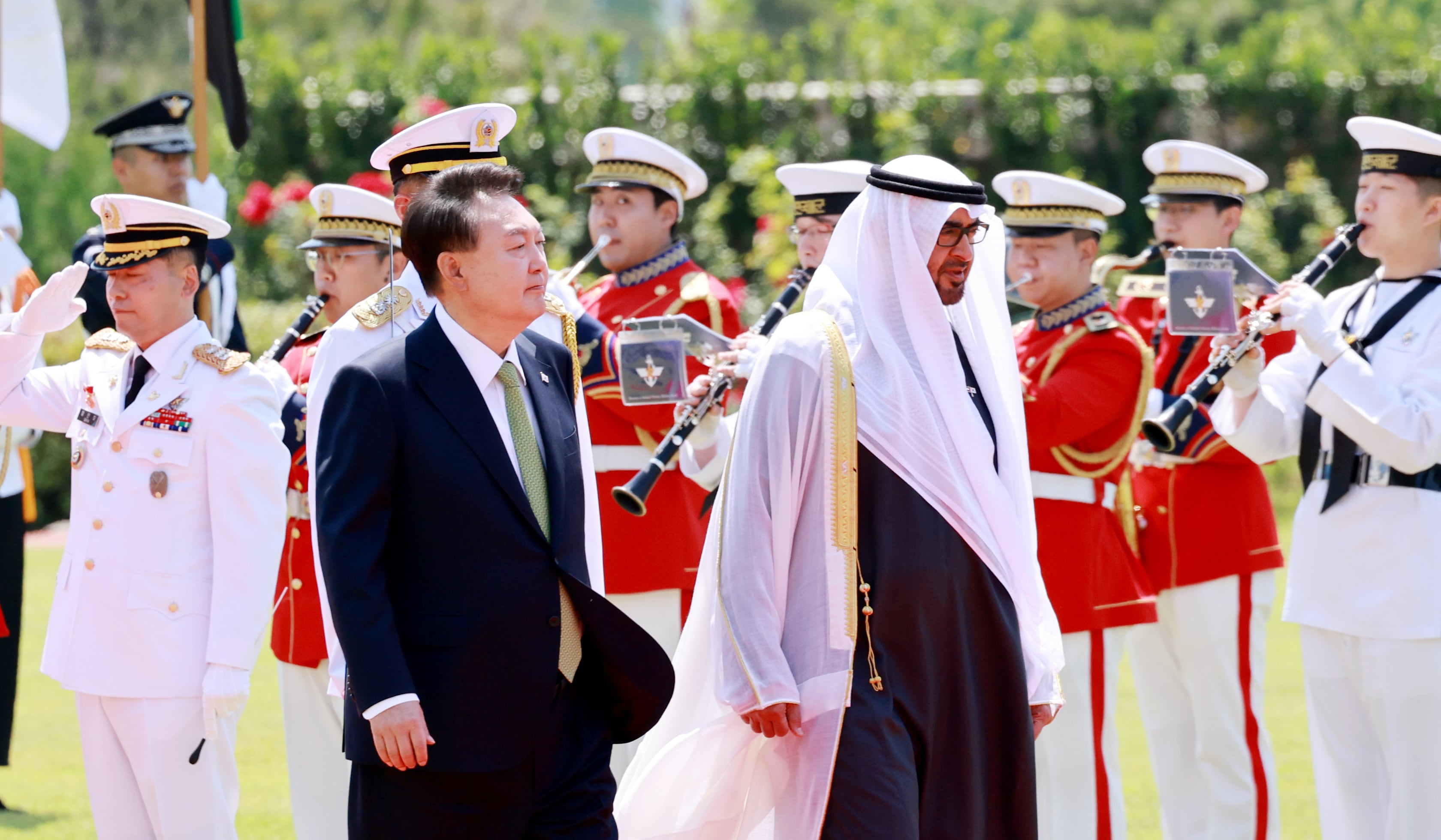  윤석열 대통령이 29일 서울 용산 대통령실 청사 앞 잔디마당에서 열린 무함마드 빈 자예드 알 나흐얀 아랍에미리트(UAE) 대통령 국빈 방한 공식 환영식에서 무함마드 대통령과 의장대를 사열하고 있다. /연합 