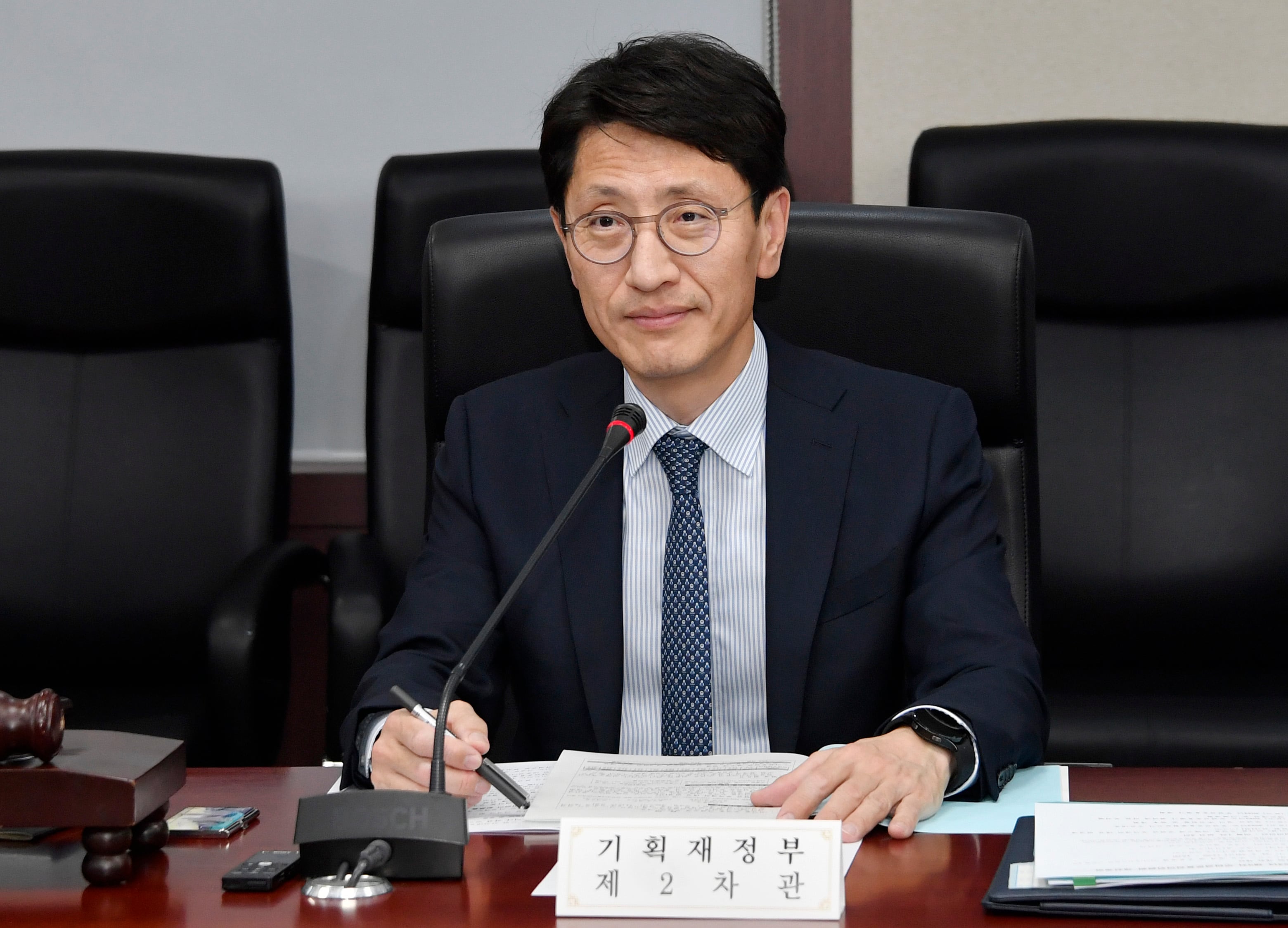 김윤상 기획재정부 차관이 24일 서울 종로구 한국무역보험공사에서 열린 '2024년 제3차 부담금운용심의위원회'를 주재하고 있다./기획재정부 제공