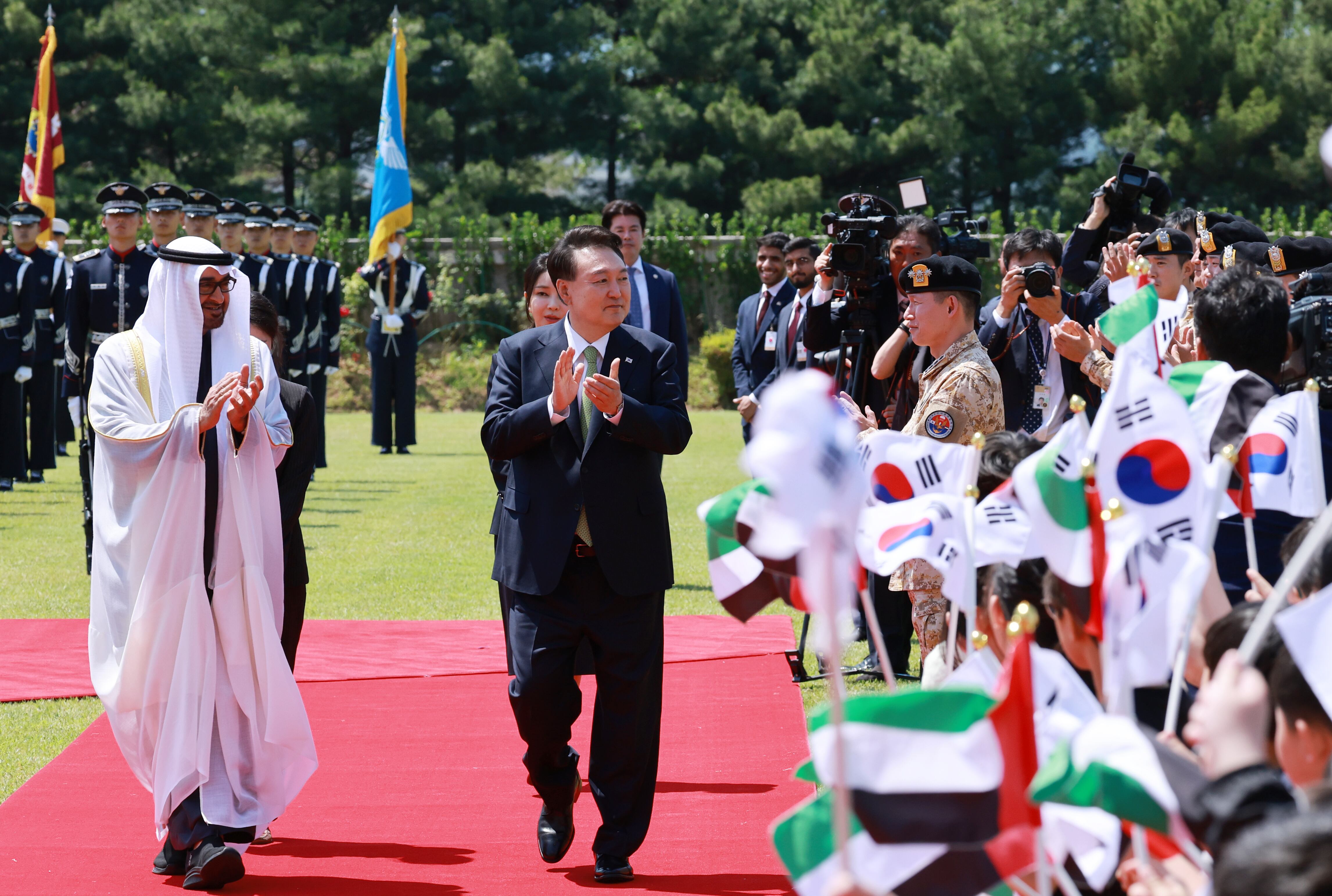  윤석열 대통령이 29일 서울 용산 대통령실 청사 앞 잔디마당에서 열린 무함마드 빈 자예드 알 나흐얀 아랍에미리트(UAE) 대통령 국빈 방한 공식 환영식에서 무함마드 대통령과 UAE 파병부대 아크부대원들을 사열한 뒤 박수를 치며 어린이환영단이 자리한 곳으로 이동하고 있다./연합 
