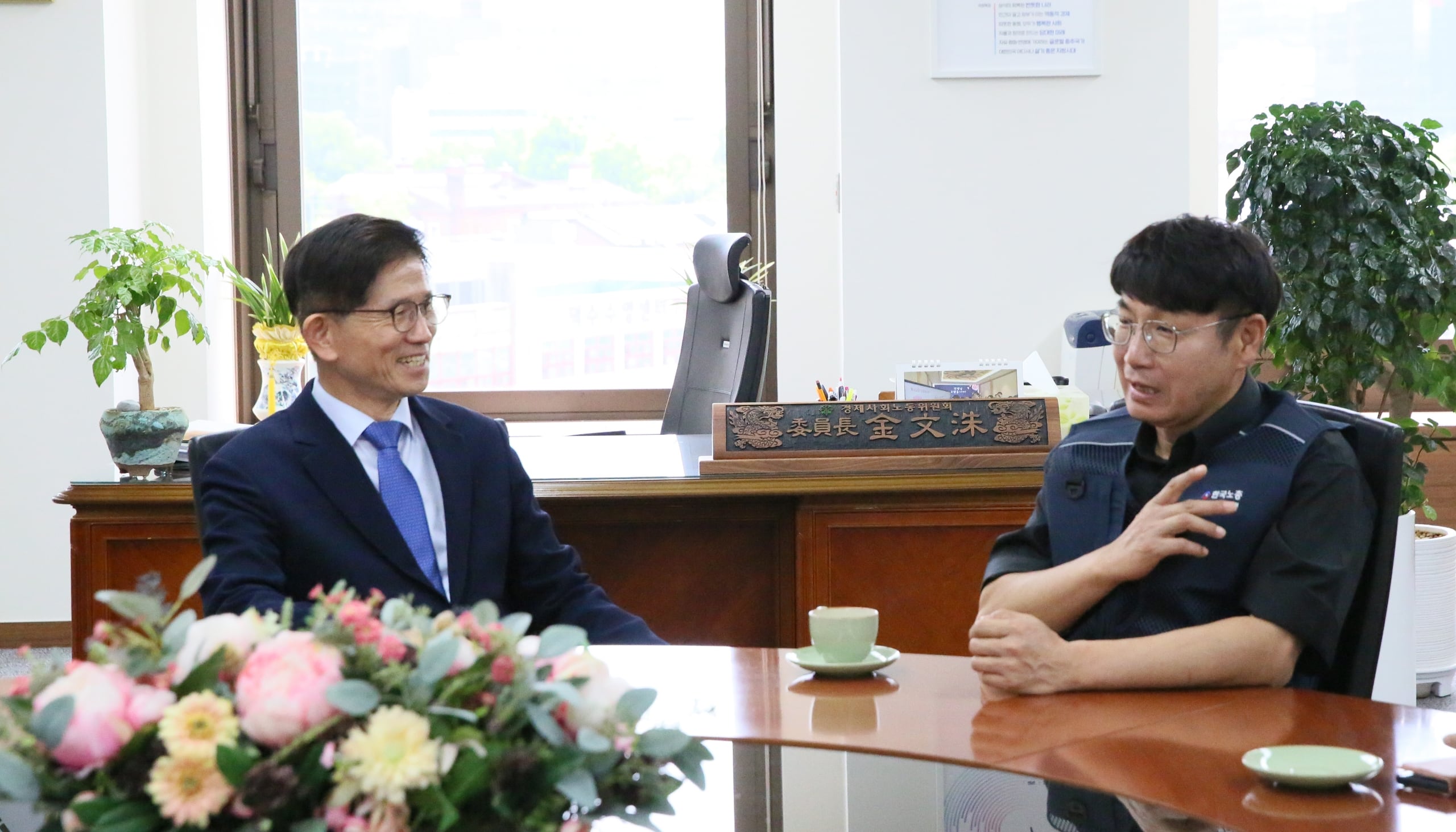 김현진 한국노총 공무원연맹 위원장(오른쪽)이 29일 서울 종로구 경제사회노동위원회에서 김문수 경제사회노동위원회 위원장을 만나 대화하고 있다. /한국노총 공무원연맹 제공