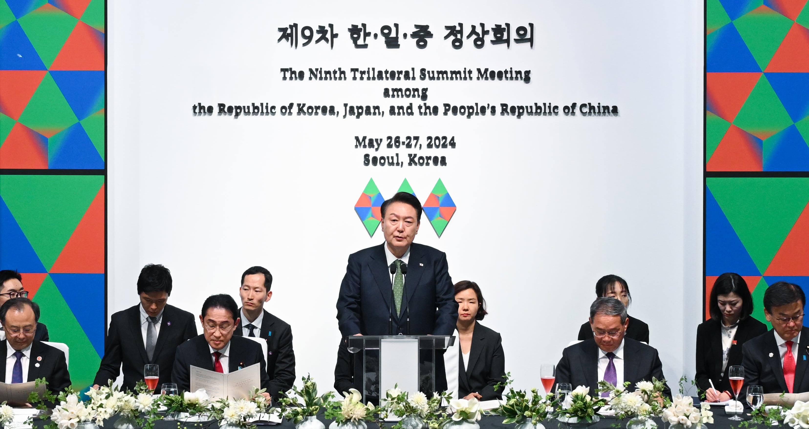 윤석열 대통령과 기시다 후미오 일본 총리, 리창 중국 총리가 26일 서울 종로구 국립현대미술관에서 열린 제9차 한중일 정상회의 환영 만찬에서 만찬사를 하고 있다./뉴스1 