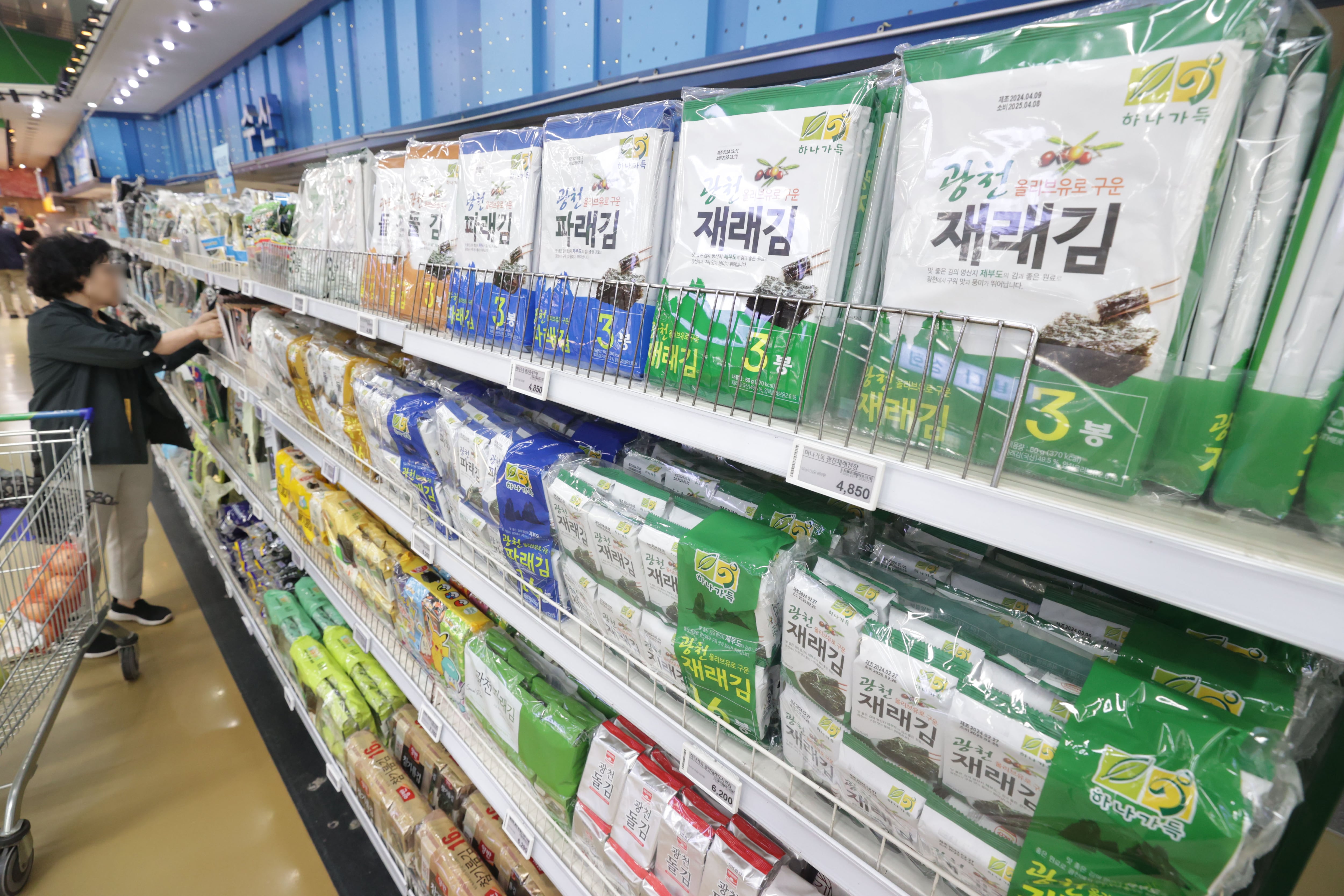 대형마트 김 코너에서 한 시민이 가격을 비교하고 있다. /연합뉴스