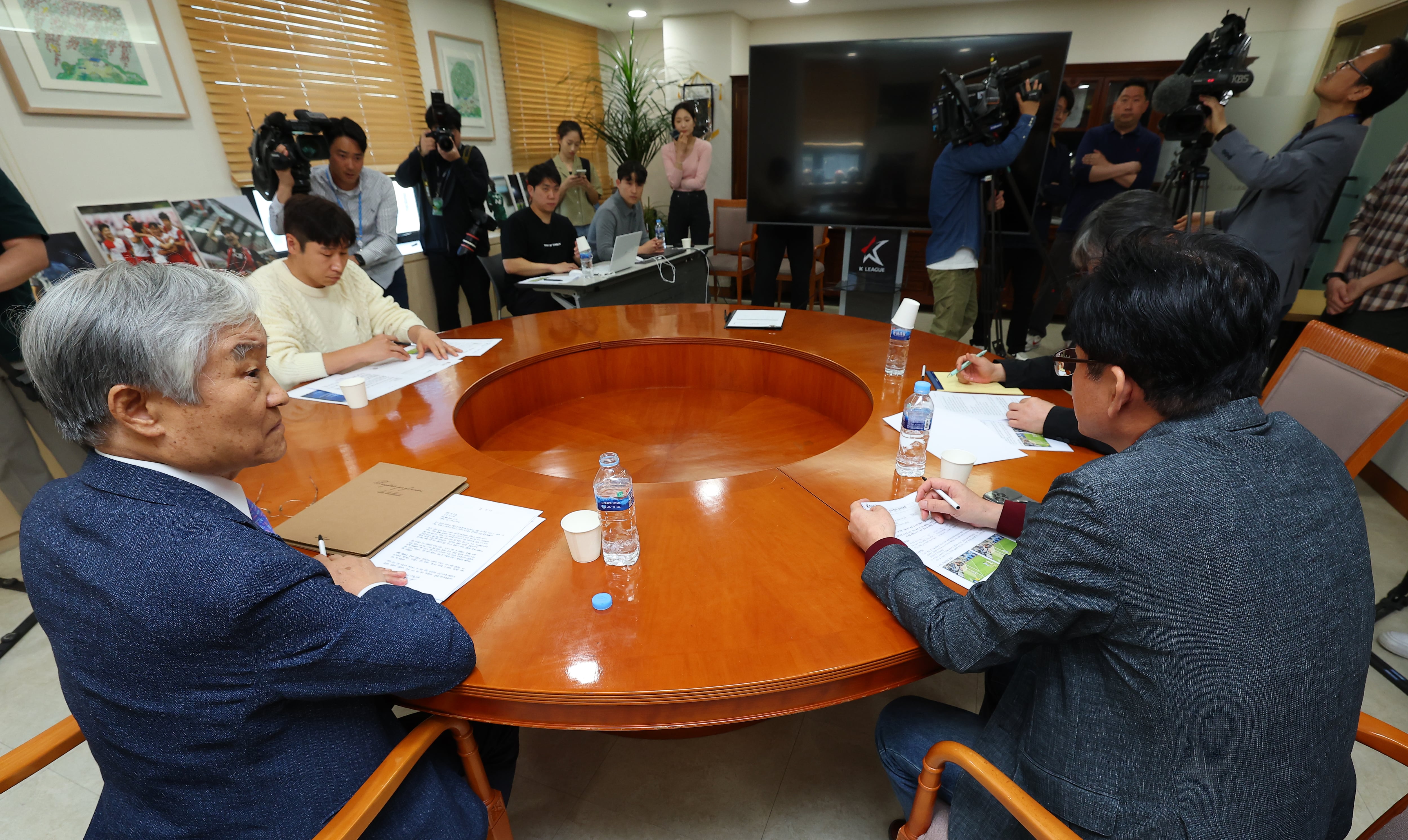 16일 오후 서울 종로구 한국프로축구연맹에서 열린 '물병 투척' 사건 관련 상벌위원회에서 조남돈 상벌위원장(왼쪽)을 비롯한 상벌위원들이 본격적인 회의를 앞두고 이야기를 나누고 있다. /연합뉴스