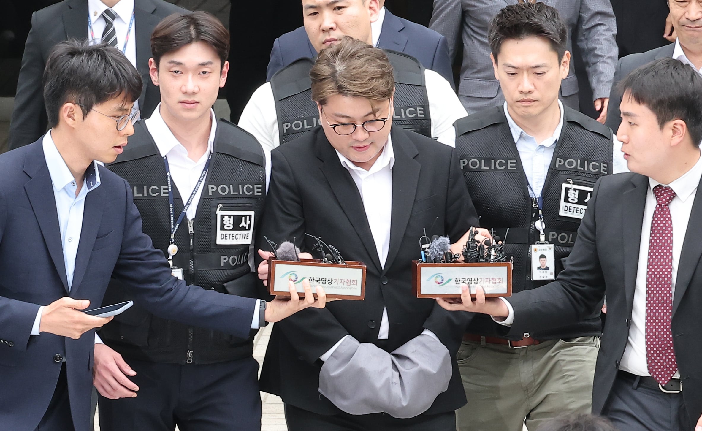 '음주 뺑소니' 혐의를 받는 가수 김호중이 24일 서울 서초구 서울중앙지방법원에서 열린 구속 전 피의자 심문(영장실질심사)을 마친 후 호송 차량으로 이동하고 있다. /뉴스1 