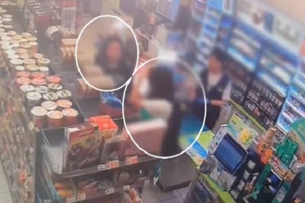 분실 신용카드의 주인을 찾아준 여학생들. /JIBS 보도화면 캡처