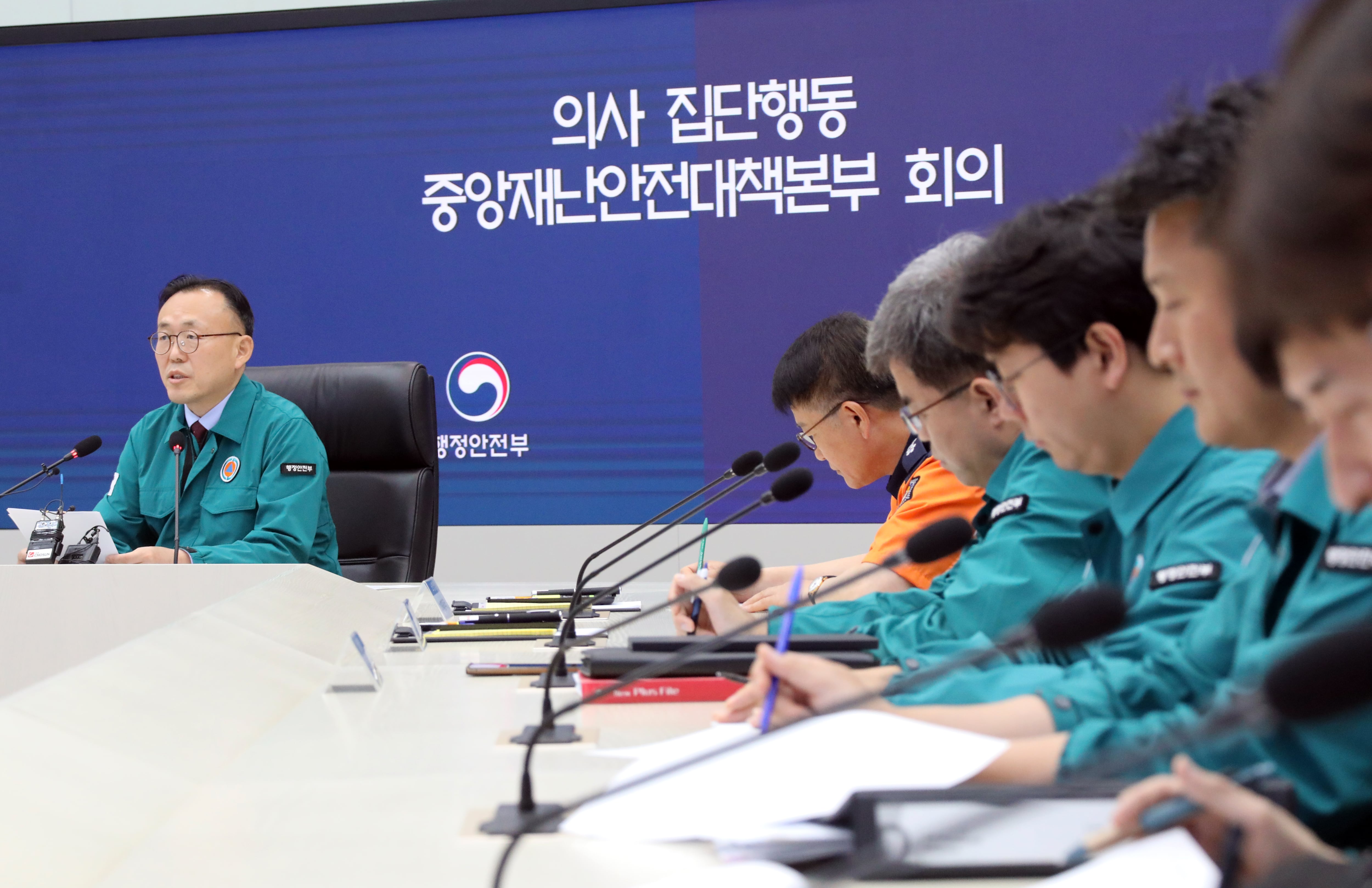 이한경 중앙재난안전대책본부 제2총괄조정관(행정안전부 재난안전관리본부장)이 31일 오전 정부세종청사 중앙재난안전상황실에서 열린 의사 집단행동 중대본 회의를 주재하고 있다. /연합뉴스