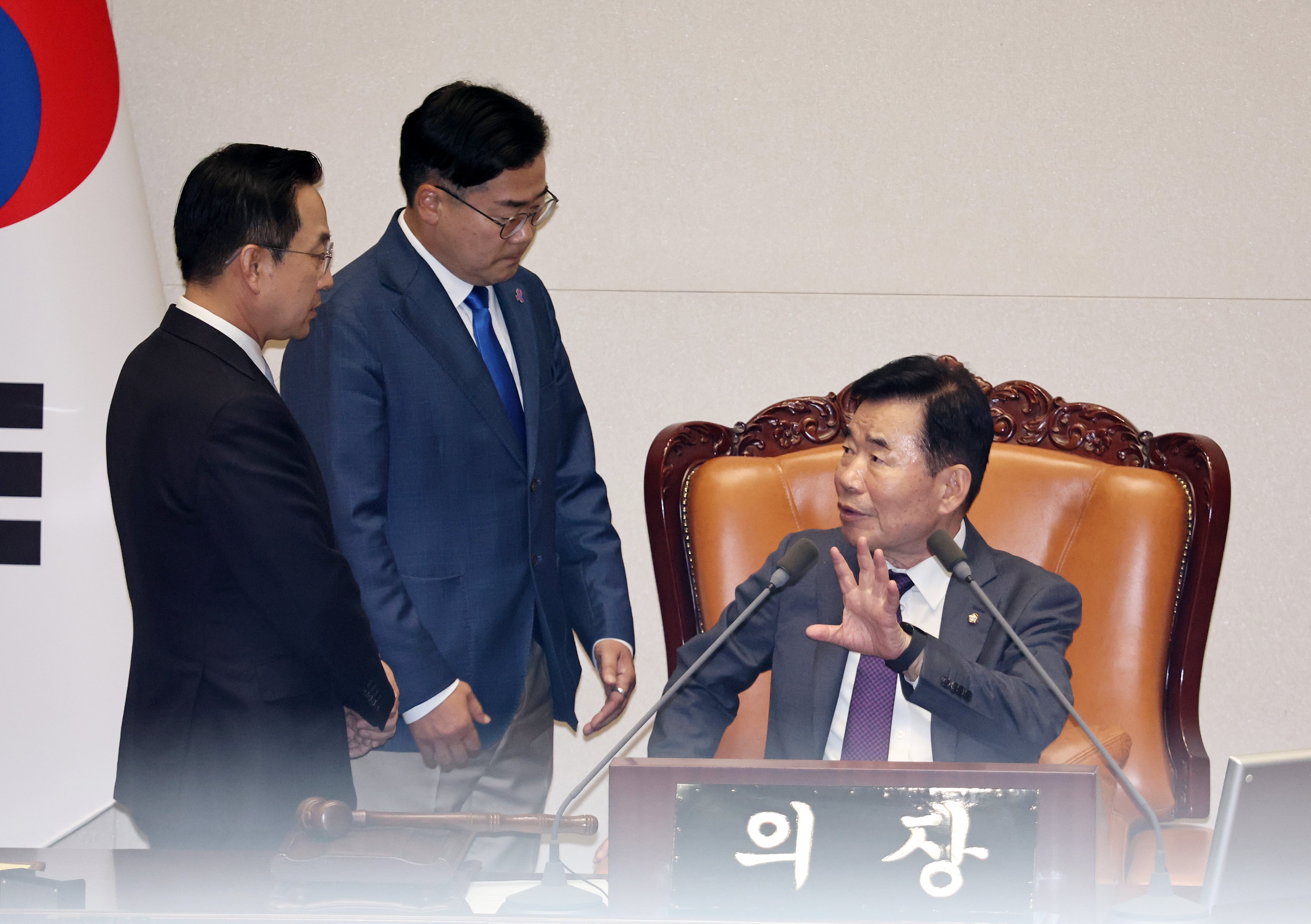 김진표 국회의장과 더불어민주당 박찬대 원내대표, 박성준 의원이 28일 오후 서울 여의도 국회에서 열린 본회의에서 대화하고 있다. /뉴스1