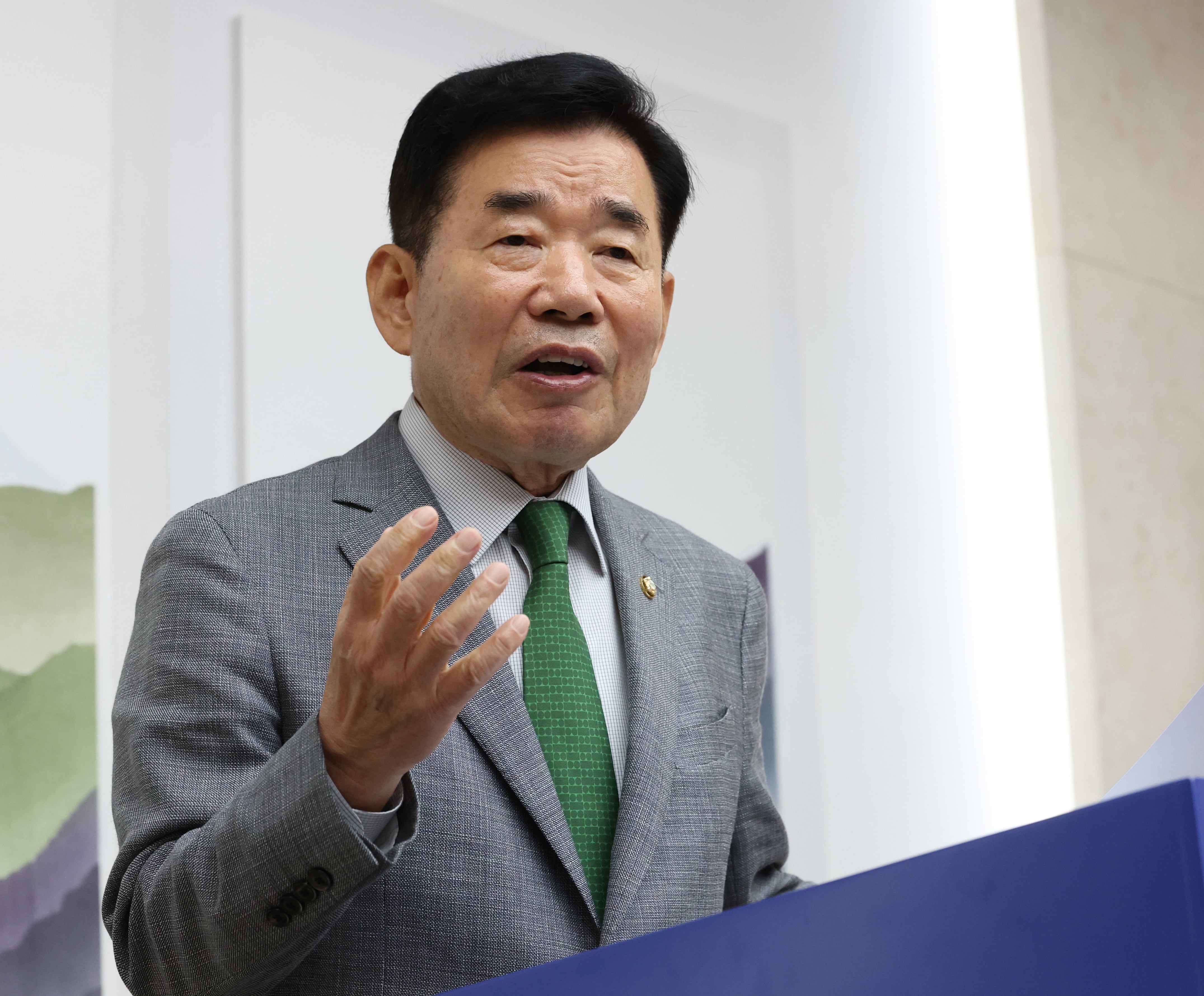  김진표 국회의장이 26일 서울 여의도 국회에서 열린 연금개혁 관련 기자간담회에서 21대 국회 내 국민연금 개혁 처리 필요성에 대해 설명하고 있다. /뉴스1 