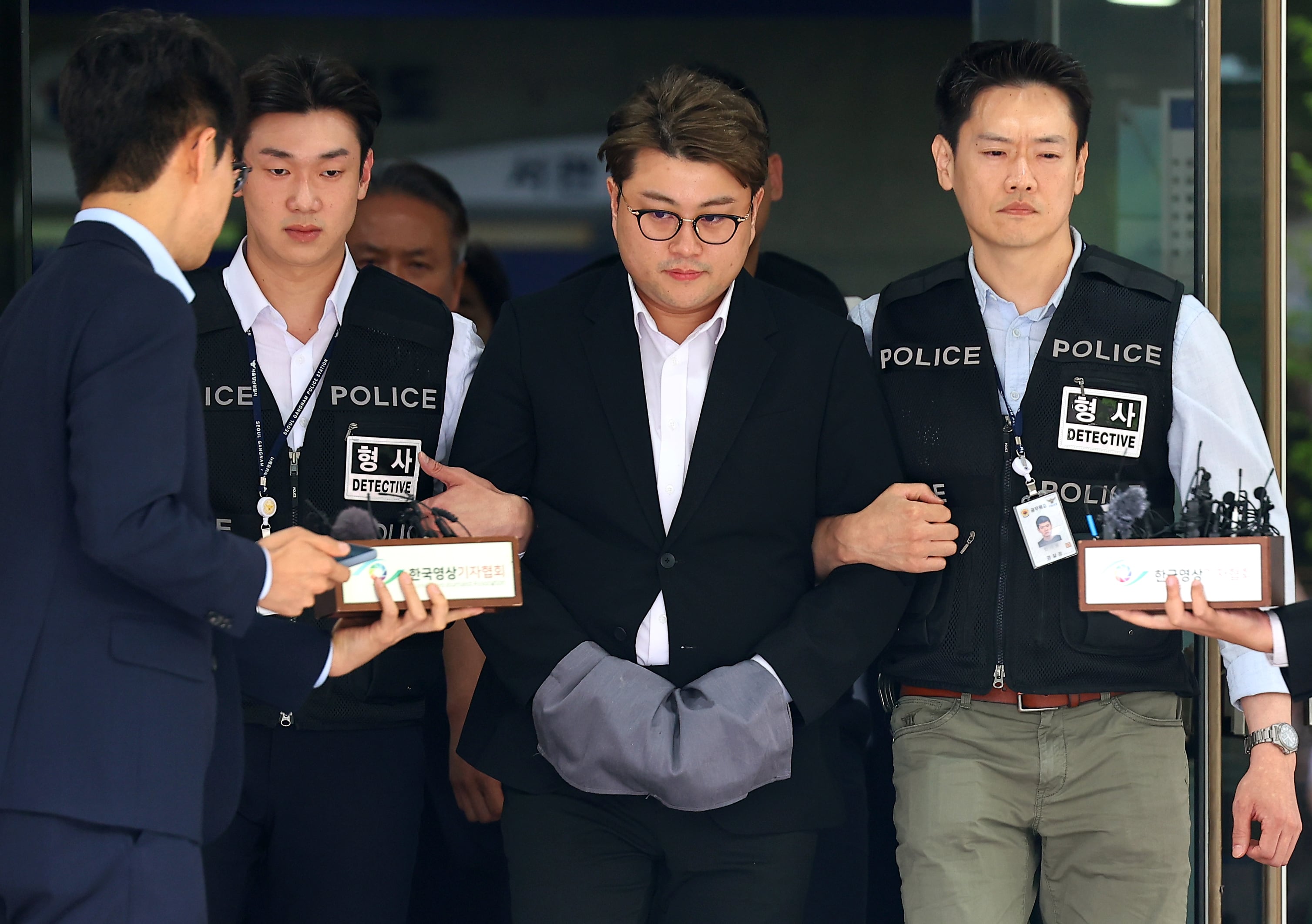'음주 운전 뺑소니' 혐의를 받는 가수 김호중이 24일 오후 구속 전 피의자 심문(영장실질심사)을 마친 뒤 서울 서초구 서울중앙지법에서 나와 호송차로 향하고 있다. /연합뉴스