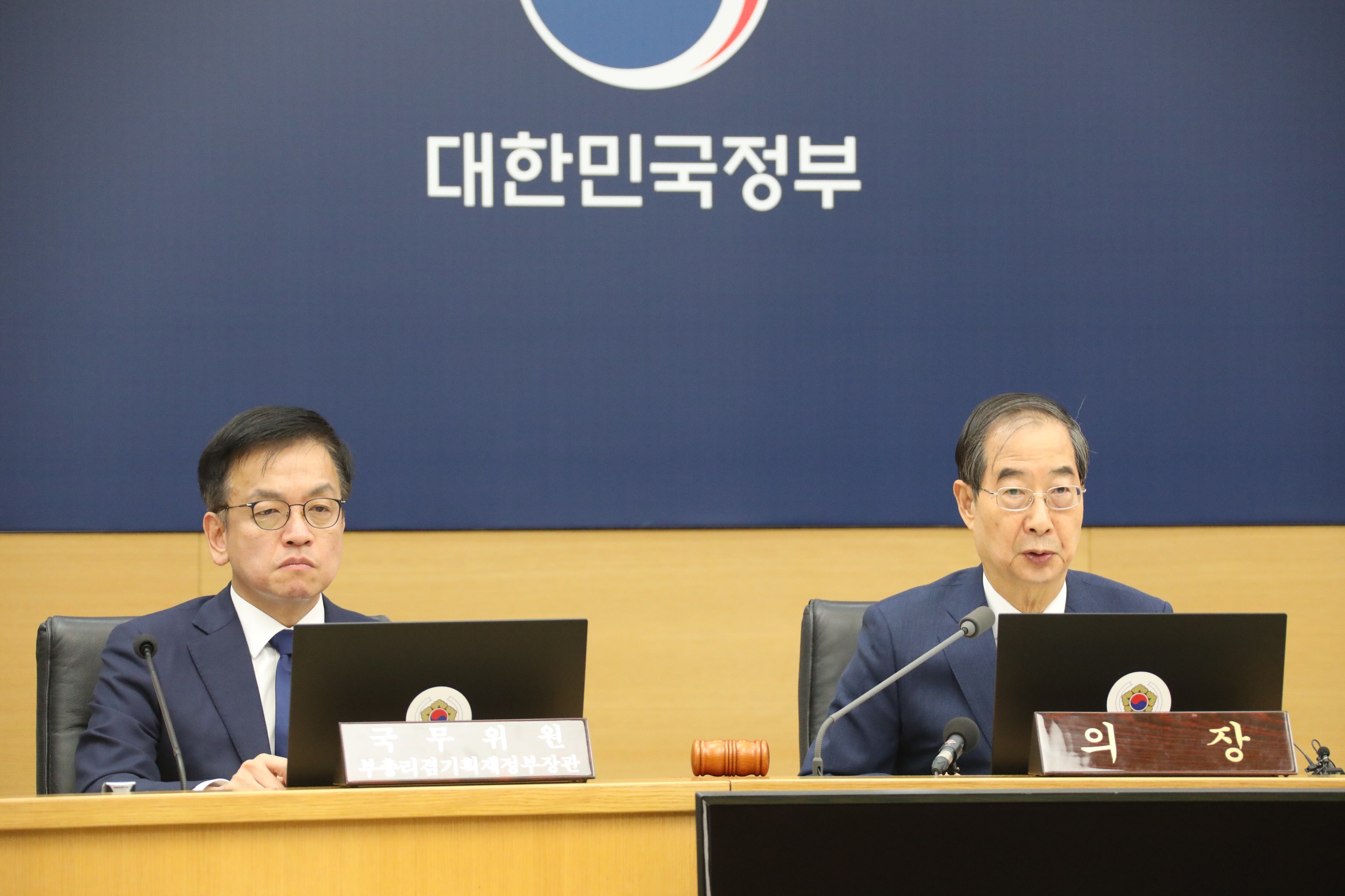 한덕수(오른쪽) 국무총리가 28일 정부세종청사에서 국무회의를 주재하고 있다. 왼쪽은 최상목 부총리 겸 기획재정부 장관. /연합뉴스