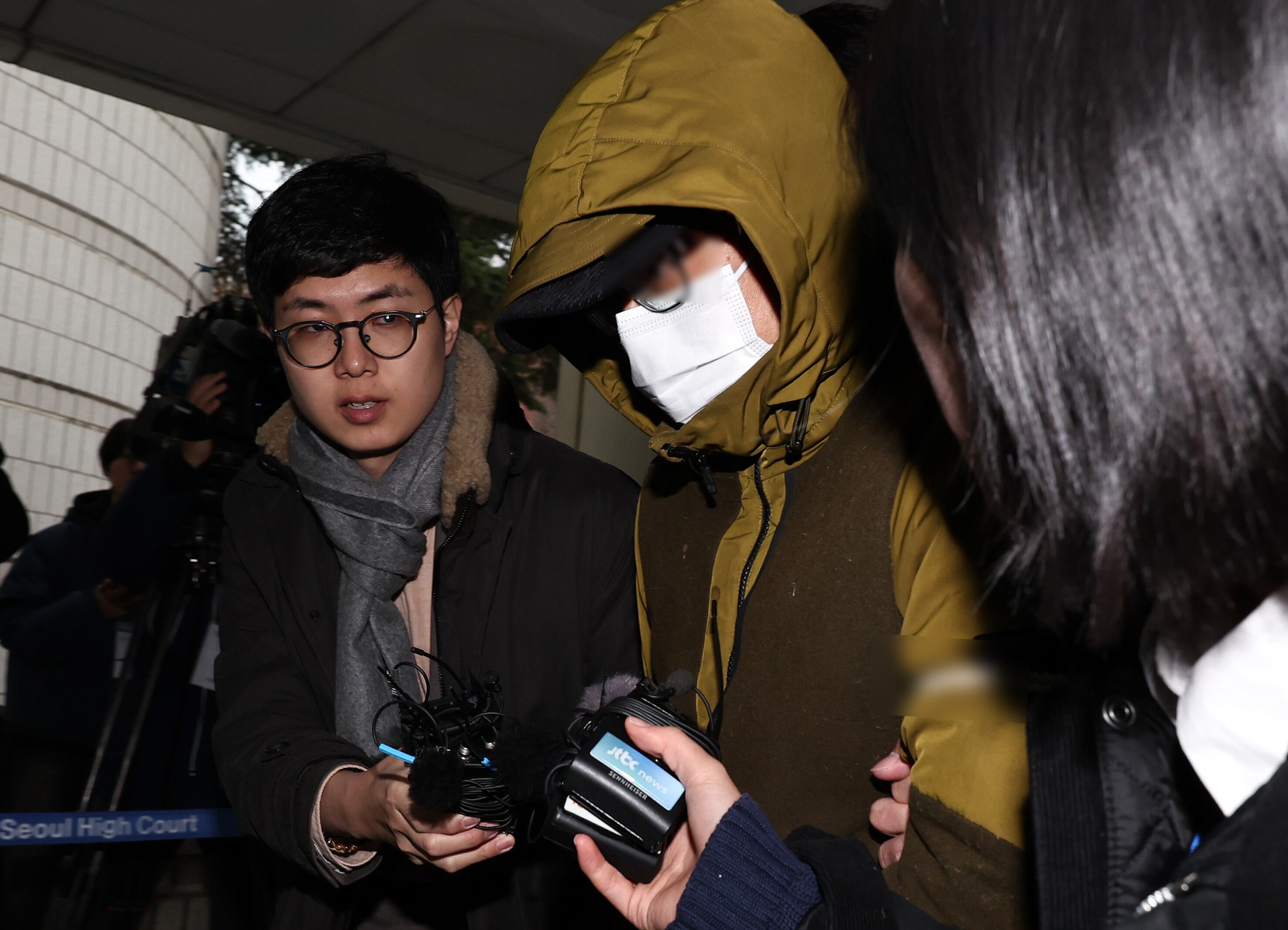 둔기로 아내를 살해한 대형 로펌 출신 50대 미국 변호사 A씨가 지난해 12월 6일 오후 서울 서초구 서울중앙지방법원에서 열린 구속 전 피의자 심문(영장실질심사)에 출석하고 있다./뉴스1