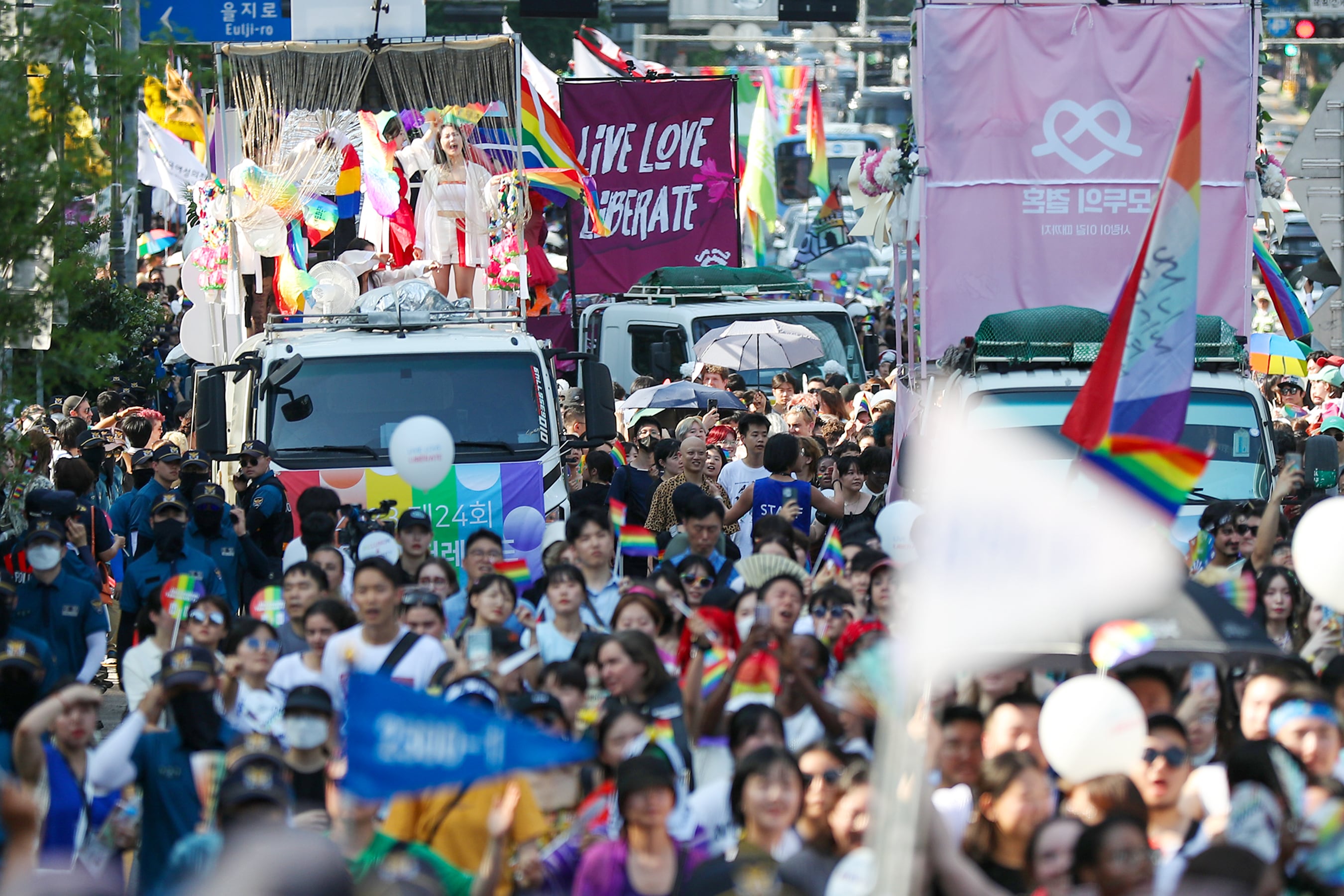 지난해 7월 1일 오후 서울 중구 삼일대로 일대에서 '제24회 서울퀴어문화축제' 참가자들이 행진을 시작하고 있다. /뉴스1