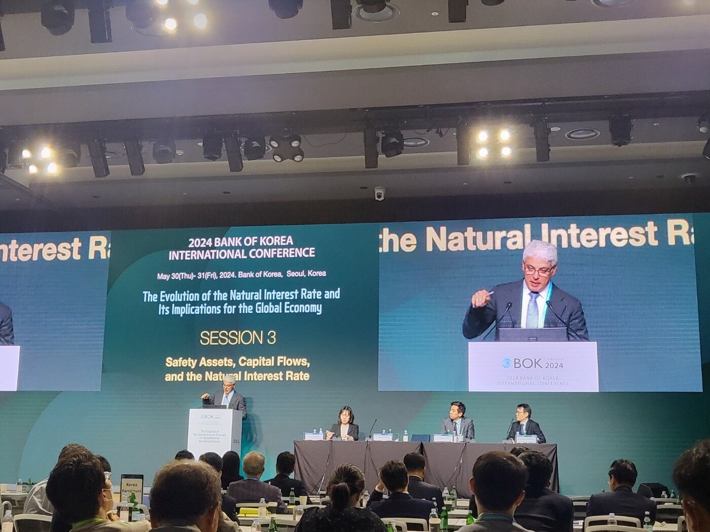 티아고 페레이라(Thiago R. T. Ferreira) 연방준비제도(Fed·연준) 이사회 그룹 매니저가 글로벌 중립금리의 결정요인(Determinants of Global Neutral Interest Rates)'을 주제로 논문 발표를 하고 있다. /최온정 기자