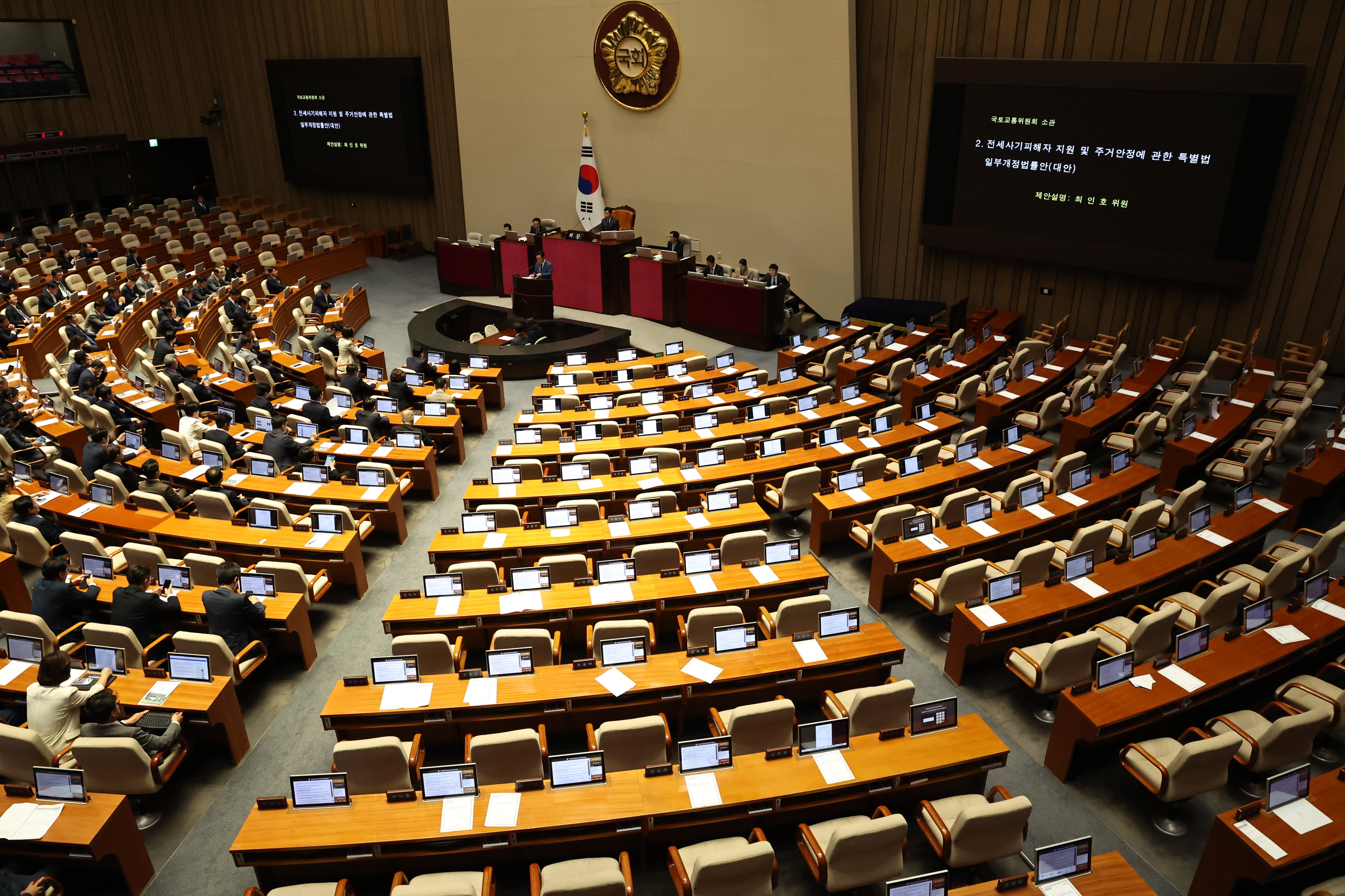 28일 오후 서울 여의도 국회에서 열린 제21대 국회 마지막 본회의에서 전세사기피해자 지원 및 주거안정에 관한 특별법 일부개정법률안이 상정되고 있다. 채상병 특검법 부결 후 본회의장을 나선 국민의힘 의원들의 자리가 텅 비어 있다. /뉴스1