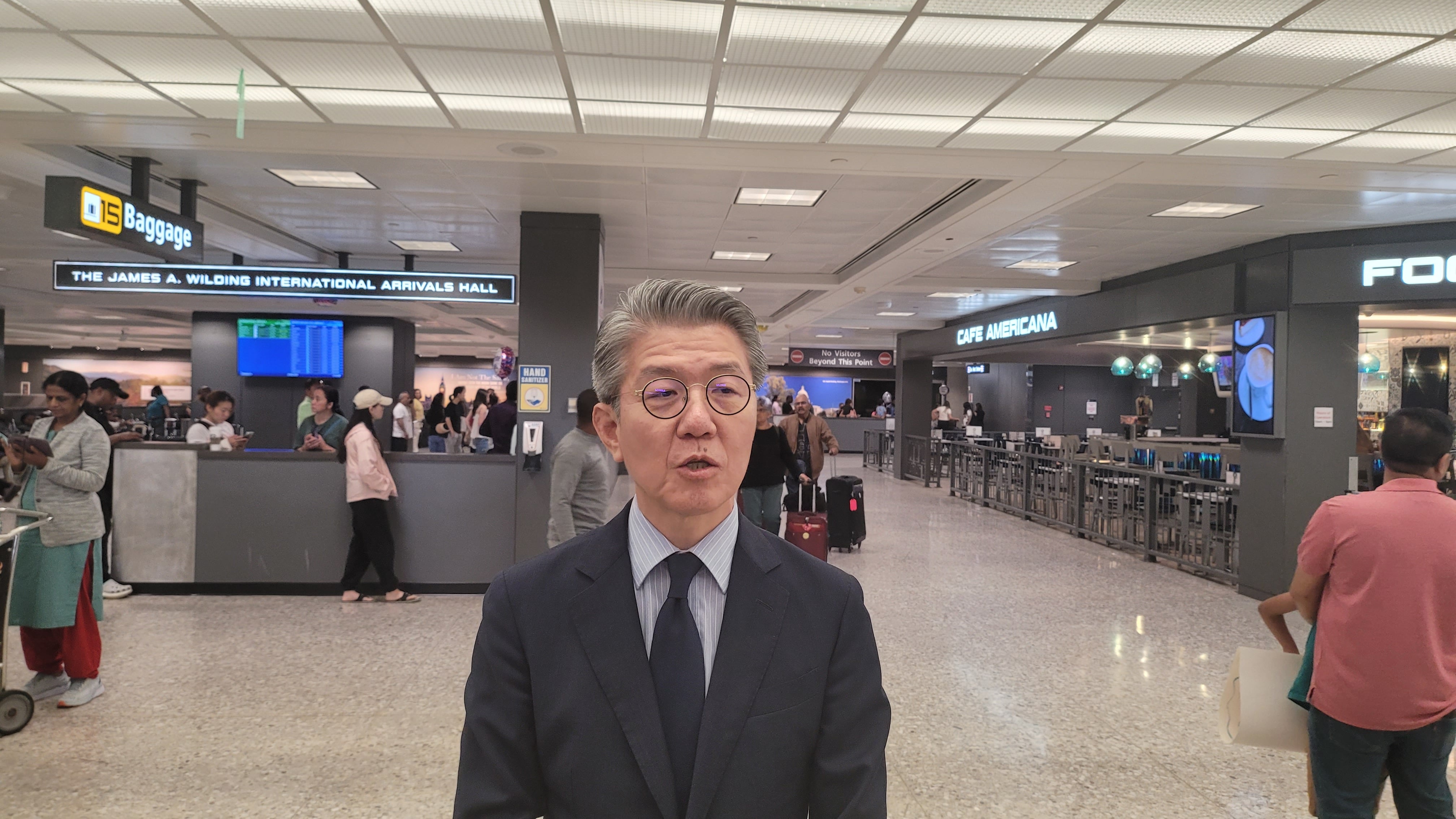 한미일 외교차관 협의회 참석차 미국을 방문한 김홍균 외교부 1차관이 29일(현지시간) 워싱턴DC 인근 덜레스 국제공항에서 특파원들과 질의응답을 하고 있다. /뉴스1