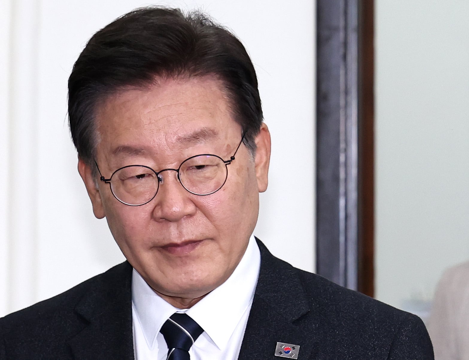 이재명 더불어민주당 대표가 24일 오전 서울 여의도 국회에서 열린 최고위원회의에 참석하고 있다. /뉴스1