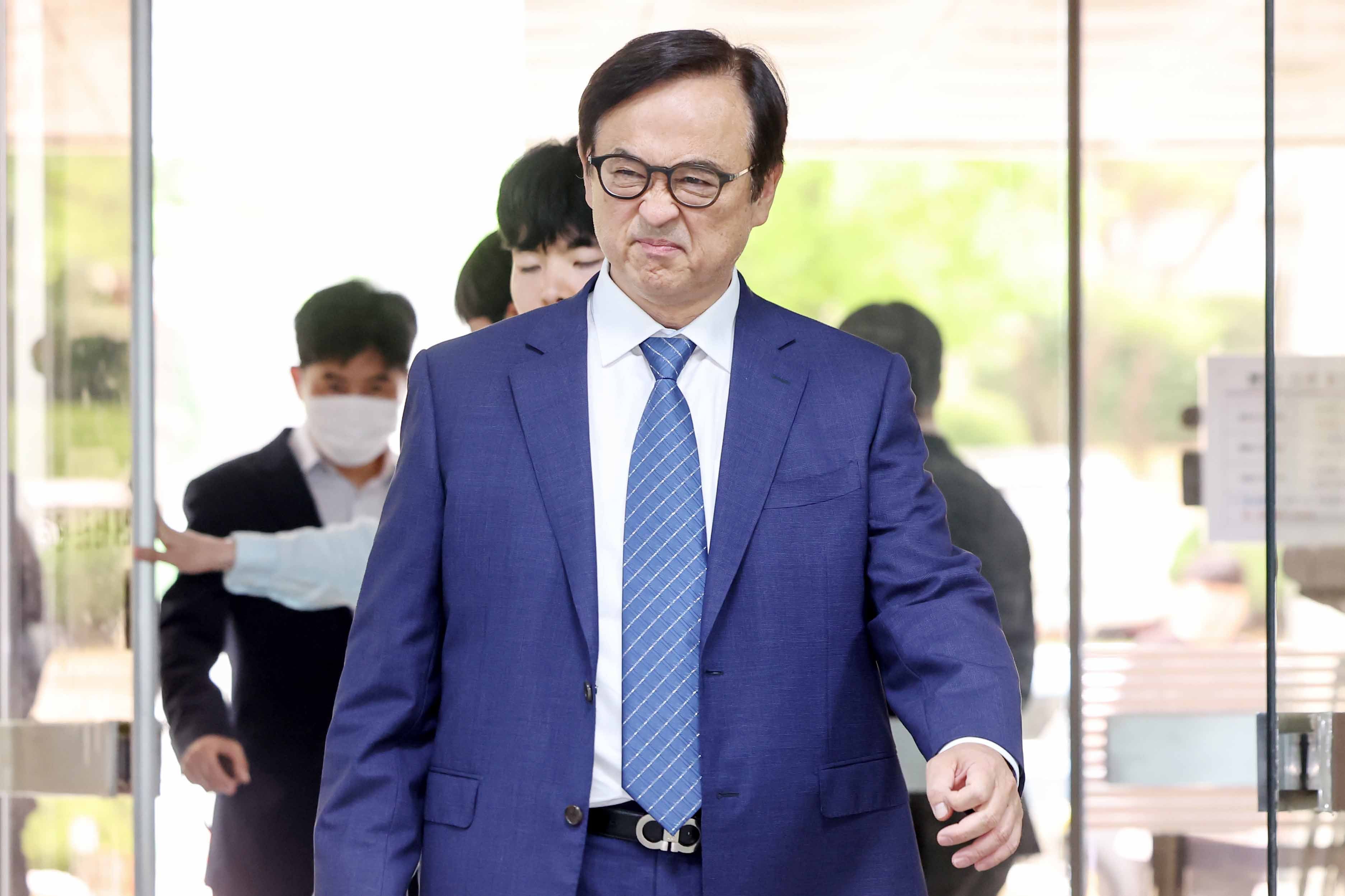 재직 당시 내부 기밀자료를 유출한 혐의를 받는 안승호 전 삼성전자 IP센터장(부사장)이 30일 오전 서울 서초구 서울중앙지방법원에서 열린 영장실질심사에 출석하고 있다. /뉴스1 