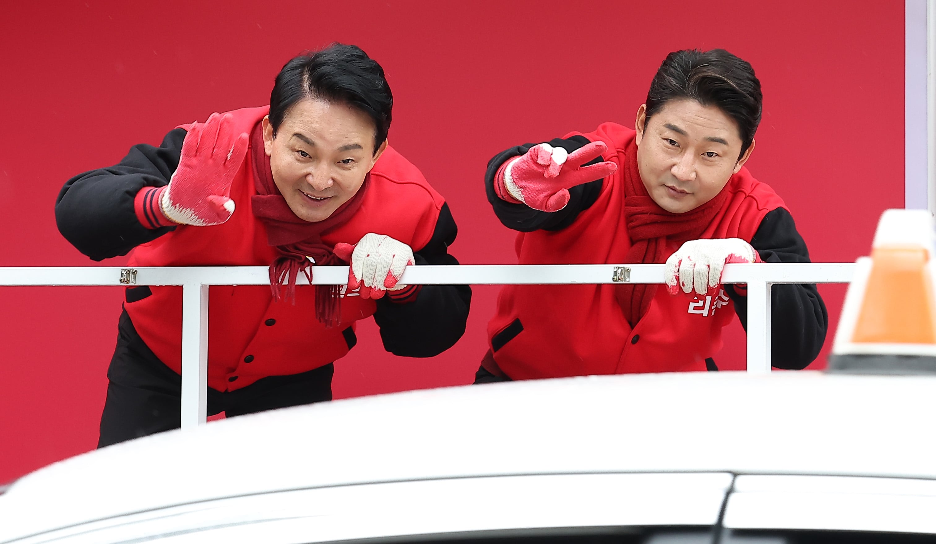 원희룡 국민의힘 계양을 후보와 이천수 후원회장이 4·10 총선 공식 선거운동이 시작된 3월 28일 인천 계양구에 위치한 한 아파트에서 택시 기사와 승객에게 인사하고 있다. /뉴스1 