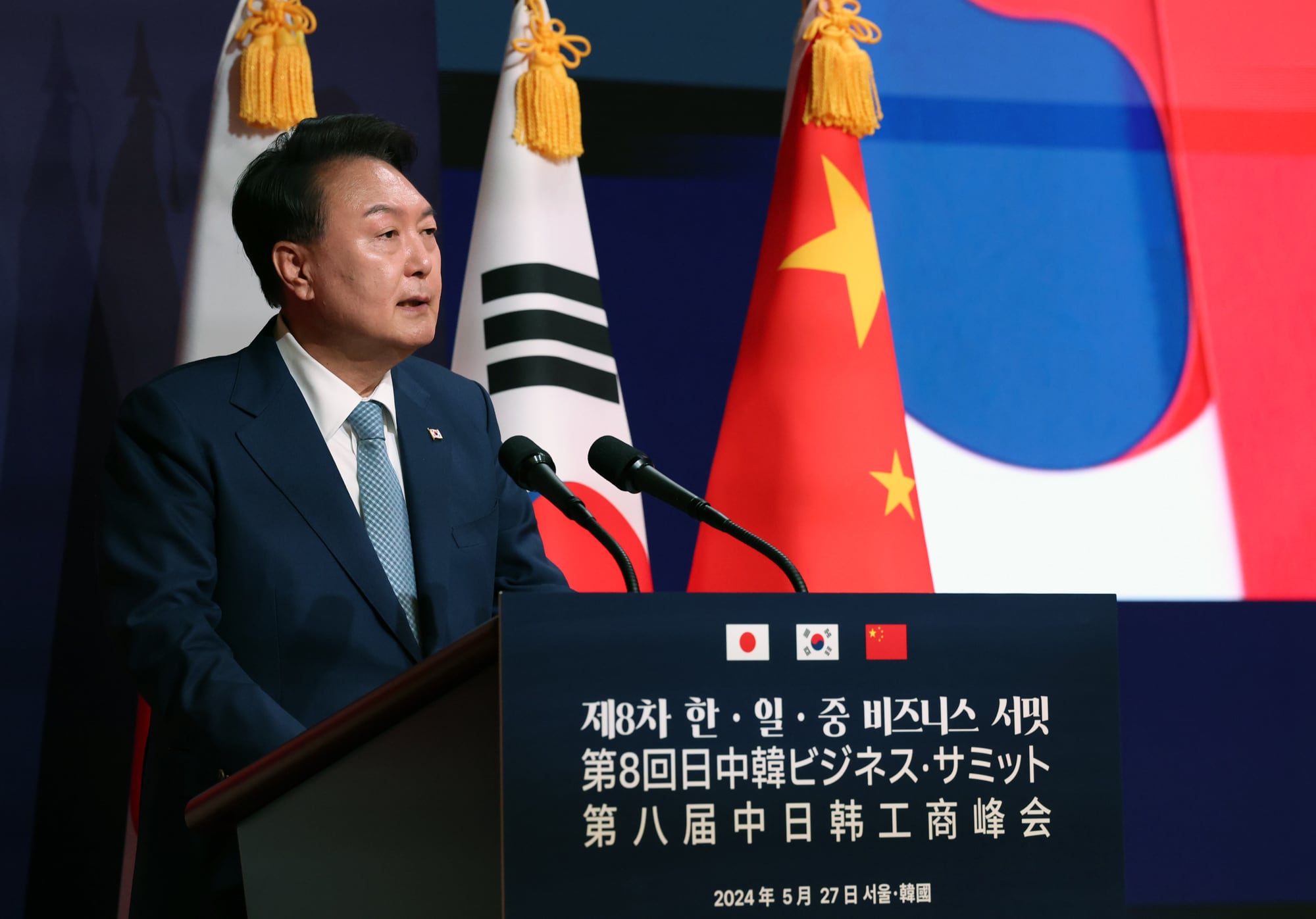 윤석열 대통령이 27일 서울 중구 대한상공회의소에서 열린 제8차 한일중 비즈니스 서밋에서 연설하고 있다. /연합 