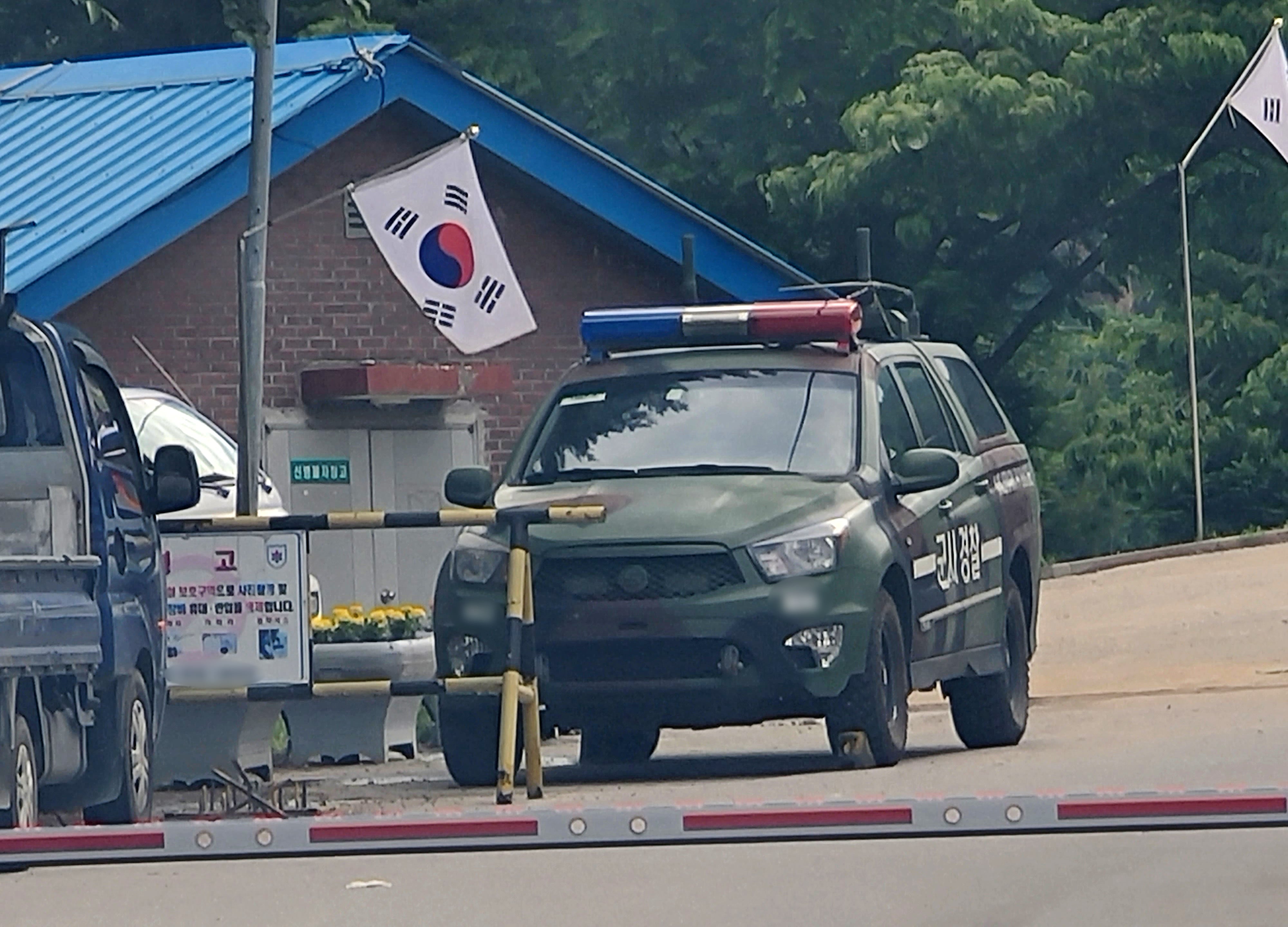 27일 강원 인제군의 모 부대 위병소에 군사경찰 차량이 출입하고 있다. 이 부대에서는 최근 훈련병이 군기 훈련을 받다가 쓰러진 뒤 이틀 만에 숨진 사건이 발생했다. /연합뉴스