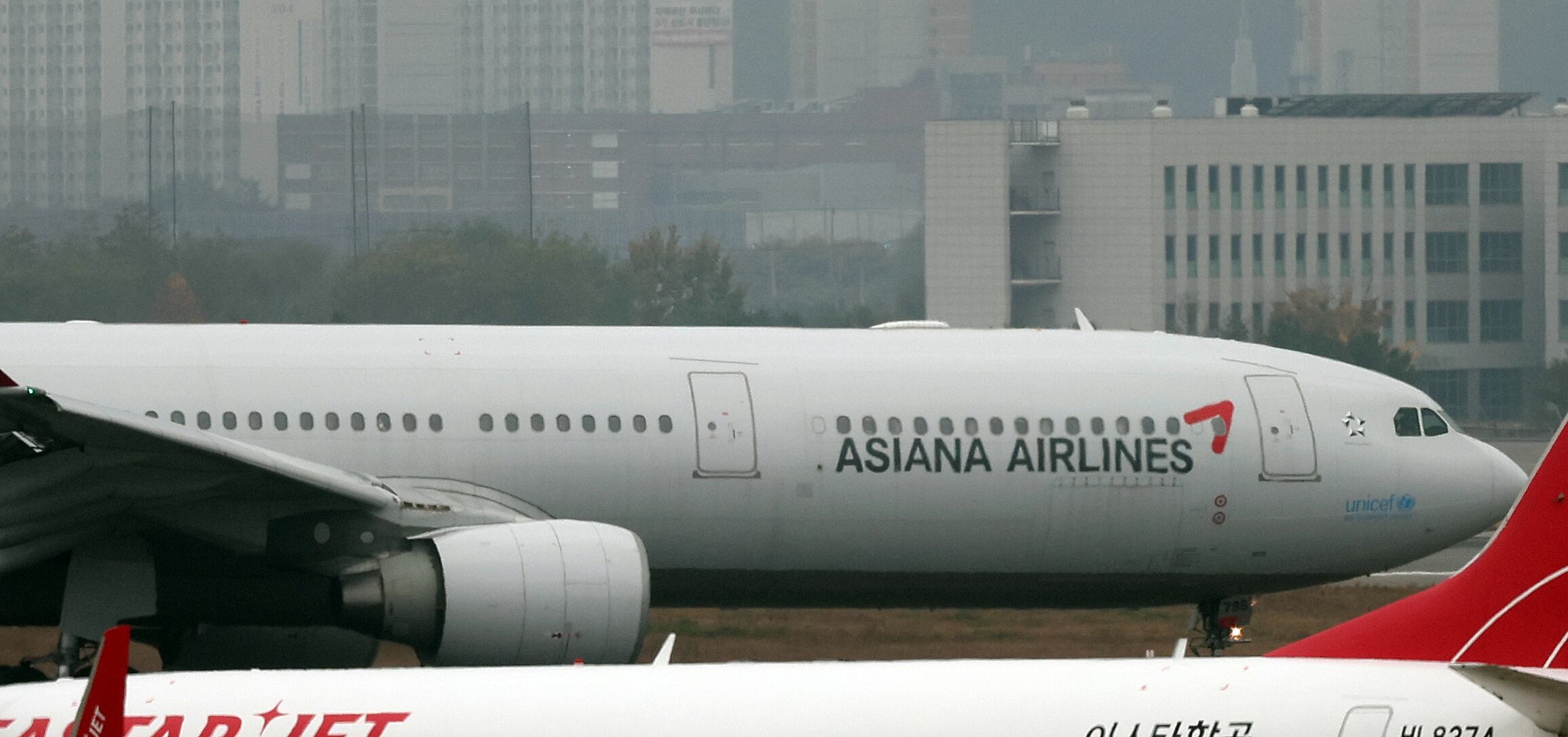 서울 강서구 김포공항 활주로에서 아시아나 여객기가 이륙 준비를 하고 있다. /뉴스1