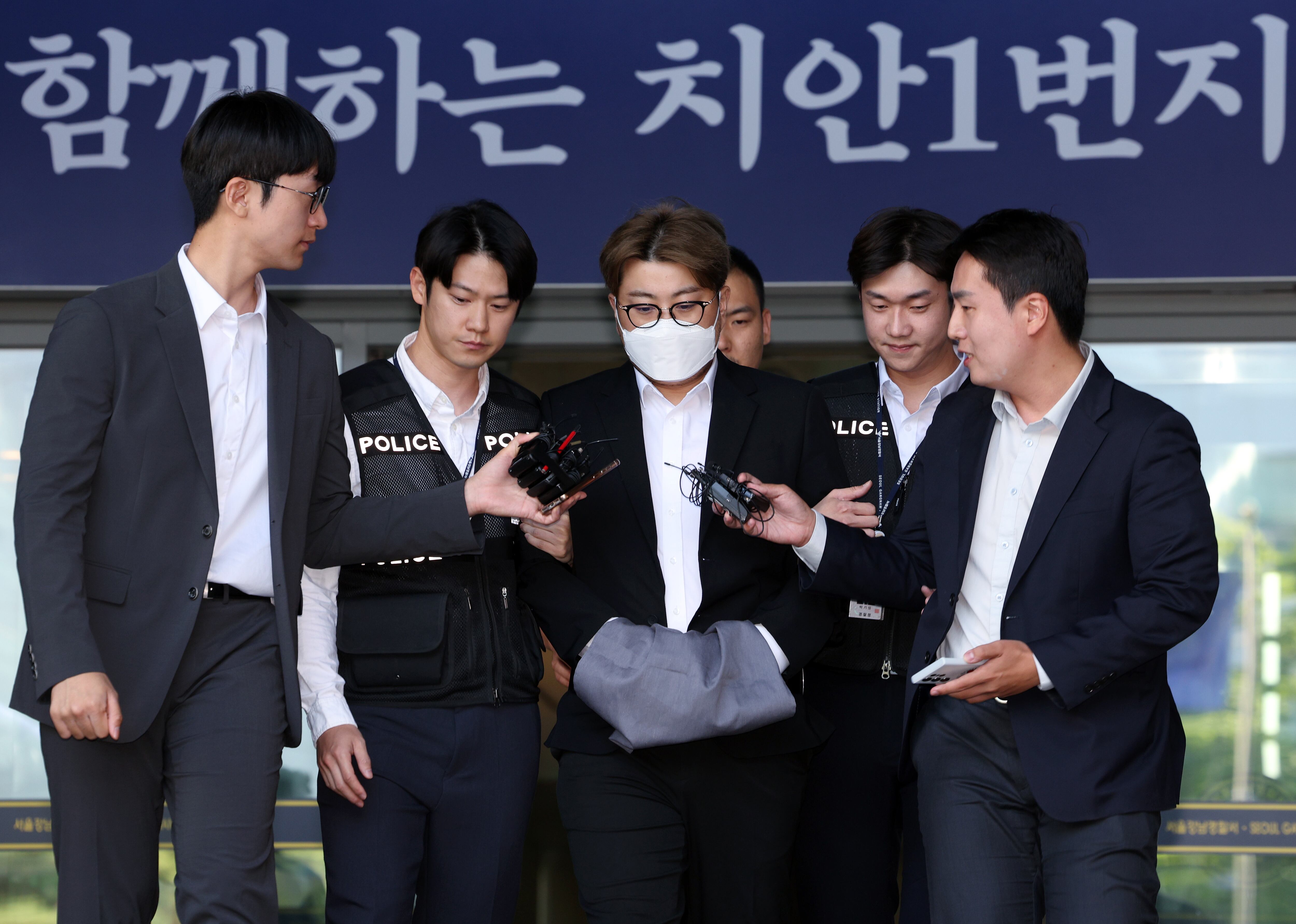 '음주 뺑소니' 혐의를 받는 트로트 가수 김호중 씨가 31일 오전 서울 강남경찰서에서 나와 검찰로 구속 송치되고 있다. /뉴스1