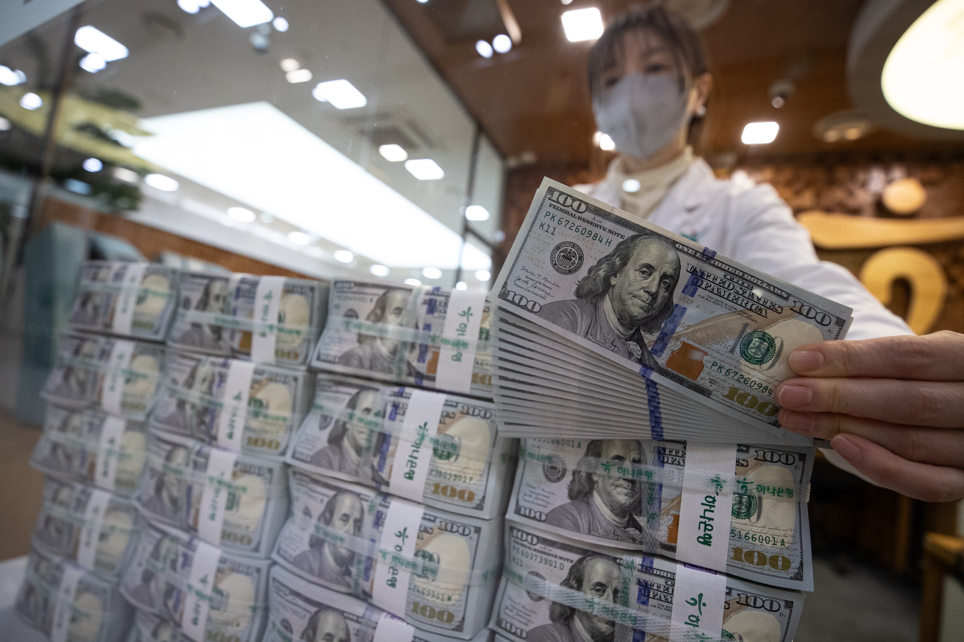 서울 중구 하나은행 위변조대응센터에서 직원이 미국 달러화를 들어보이고 있다. /뉴스1