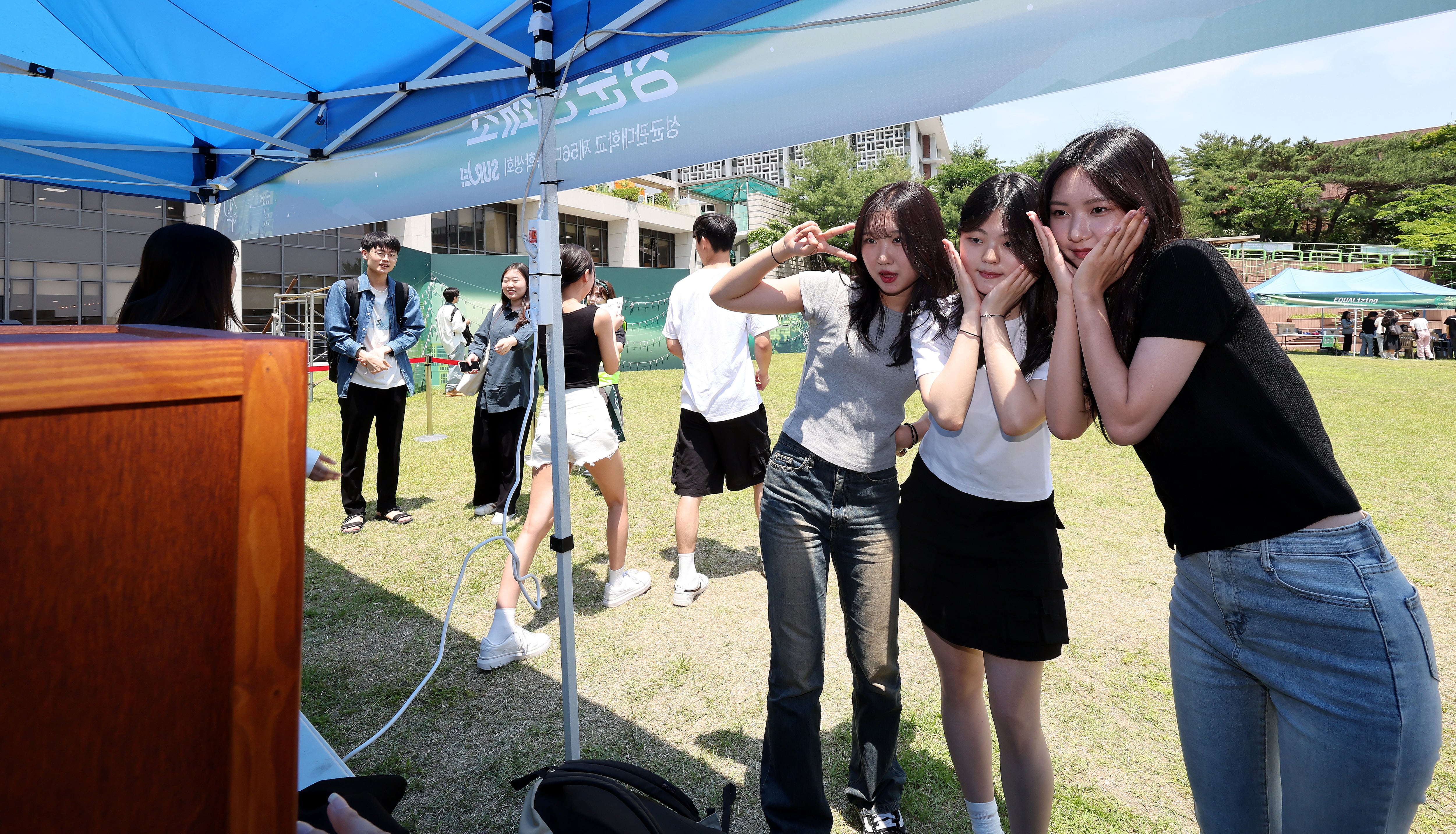 학생들이 지난 29일 서울 종로구 성균관대학교 축제장에서 추억을 남기고 있다. /뉴스1