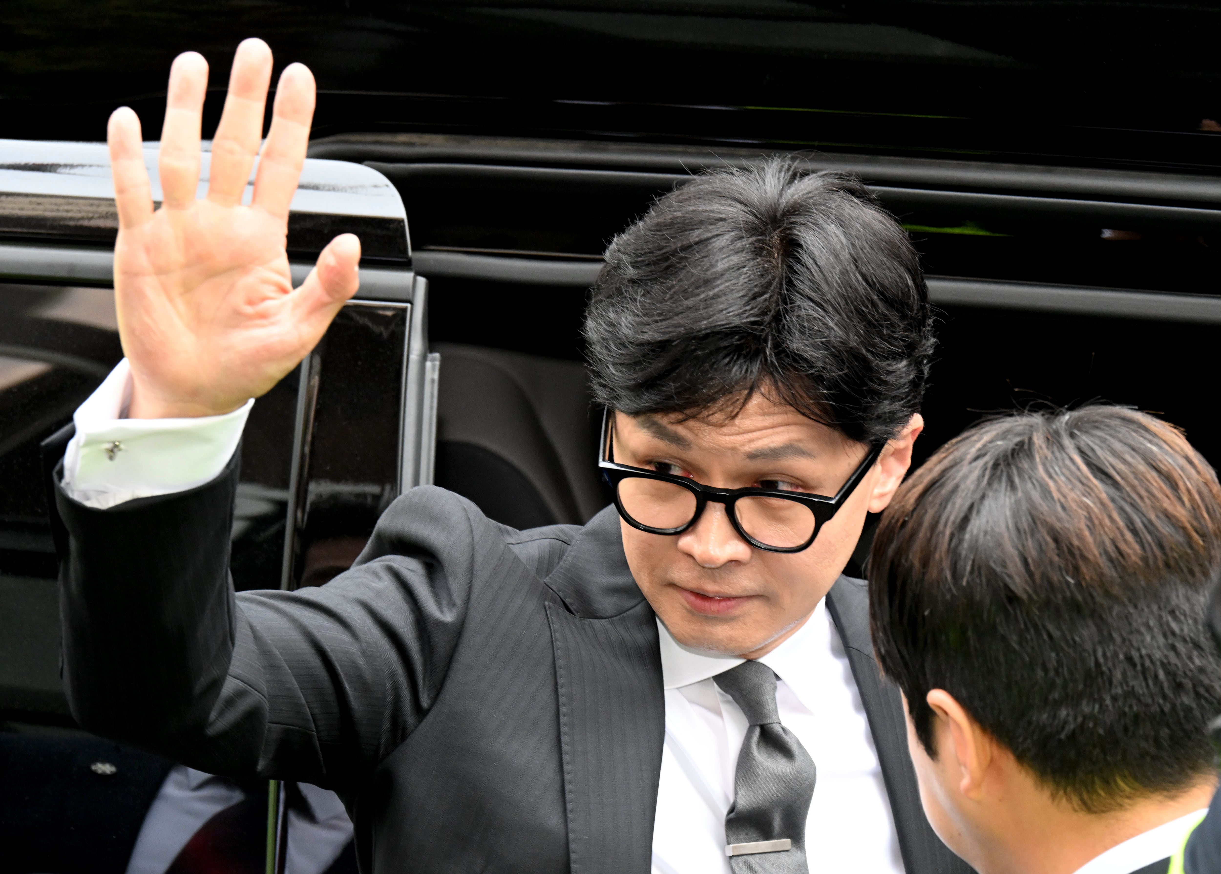 한동훈 국민의힘 비상대책위원장 겸 총괄선거대책위원장이 4월 11일 오전 서울 여의도 중앙당사에서 총선 결과에 따른 위원장직 사퇴 입장을 밝힌 뒤 당사를 나서고 있다. /뉴스1