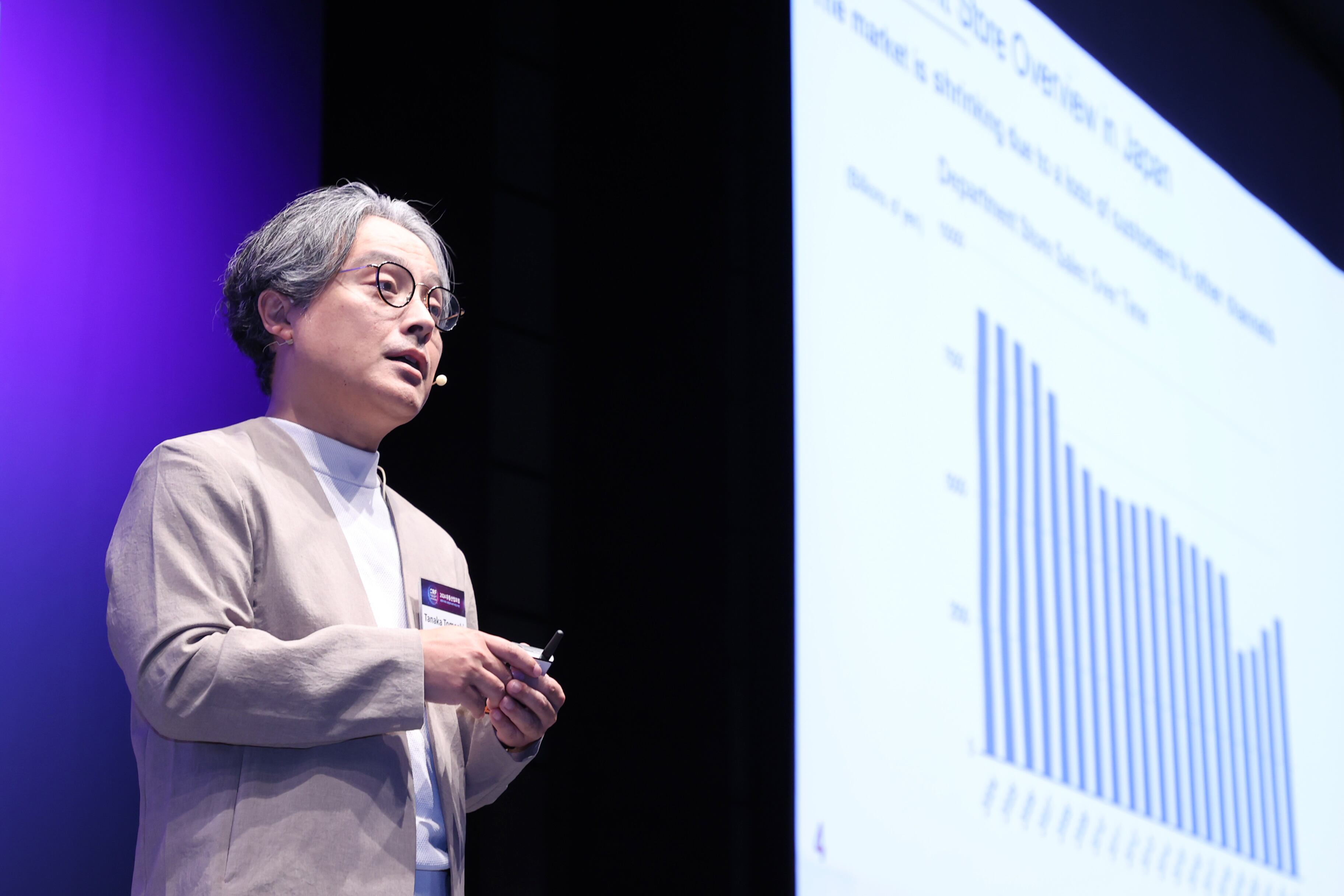 타나카 토모아키 다이마루 마츠자카야 백화점 경영전략본부장이 30일 '2024 유통산업 포럼'에서 강연하고 있다. /조선비즈