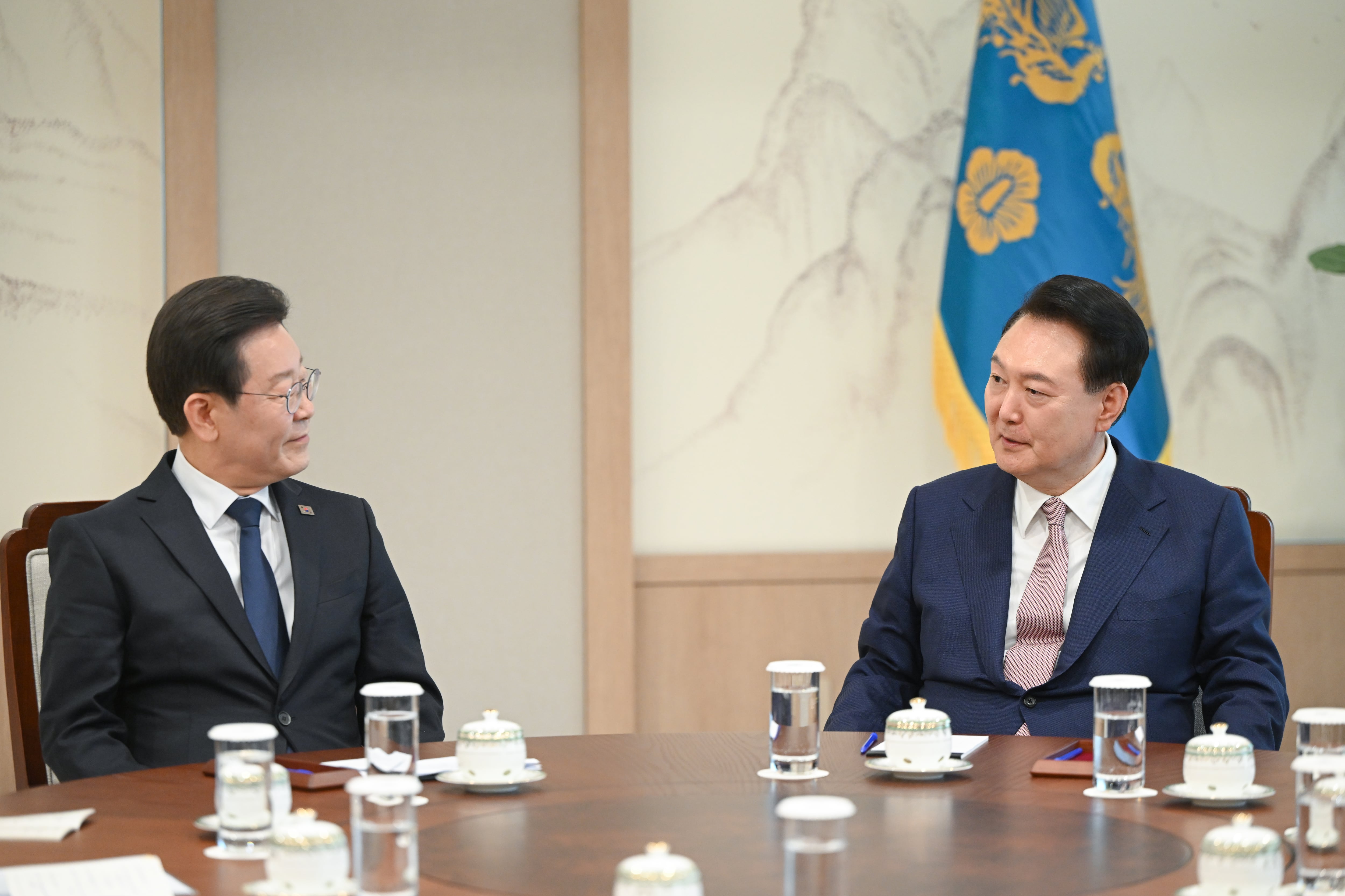 윤석열 대통령과 이재명 더불어민주당 대표가 지난달 29일 용산 대통령실 청사에서 열린 첫 영수회담에서 대화를 나누고 있다. /대통령실 제공 
