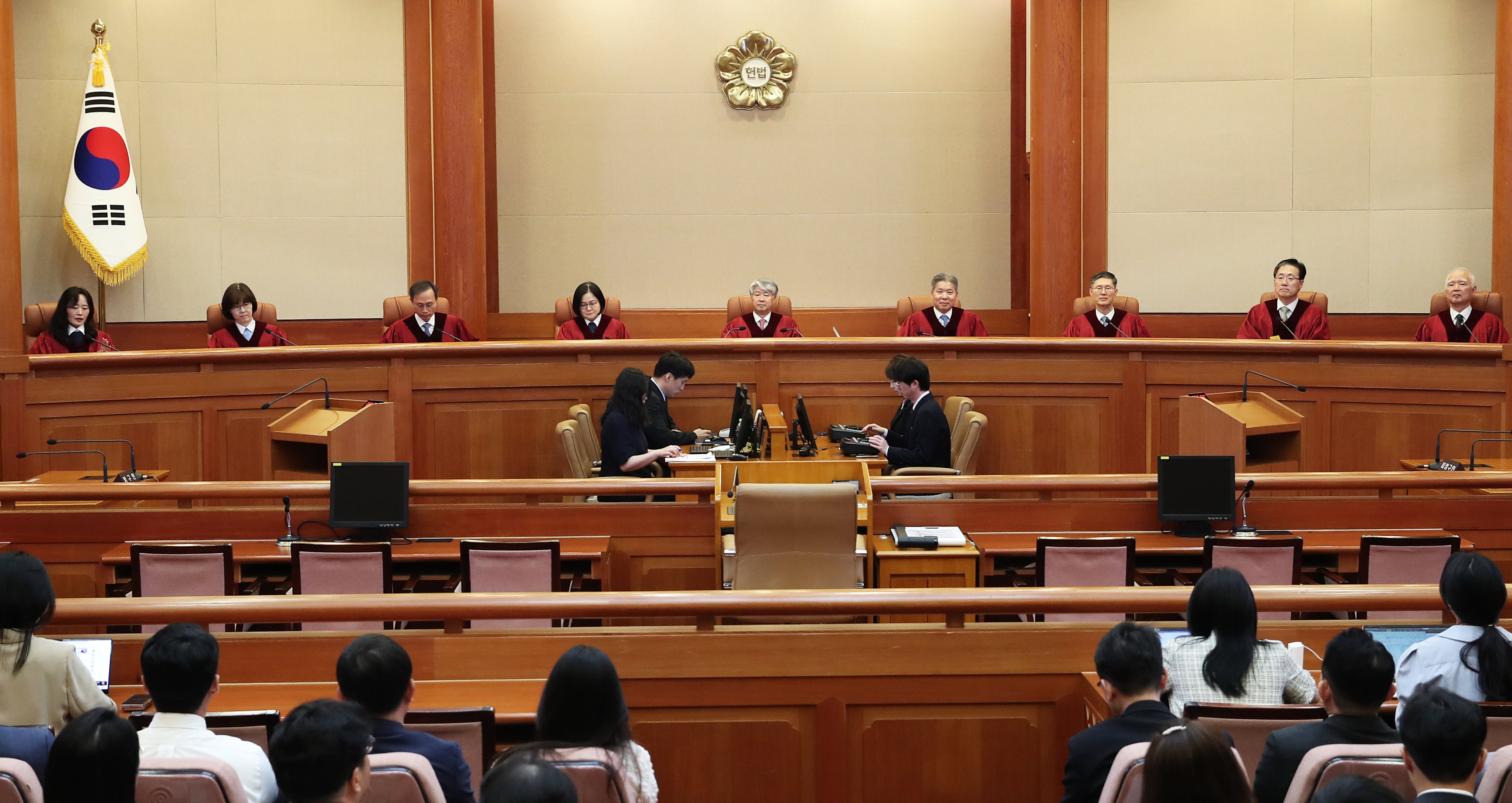 이종석 헌법재판소장을 비롯한 헌법재판관들이 30일 서울 종로구 헌법재판소 대심판정에서 열린 5월 심판사건 선고를 앞두고 자리하고 있다./ 뉴스1