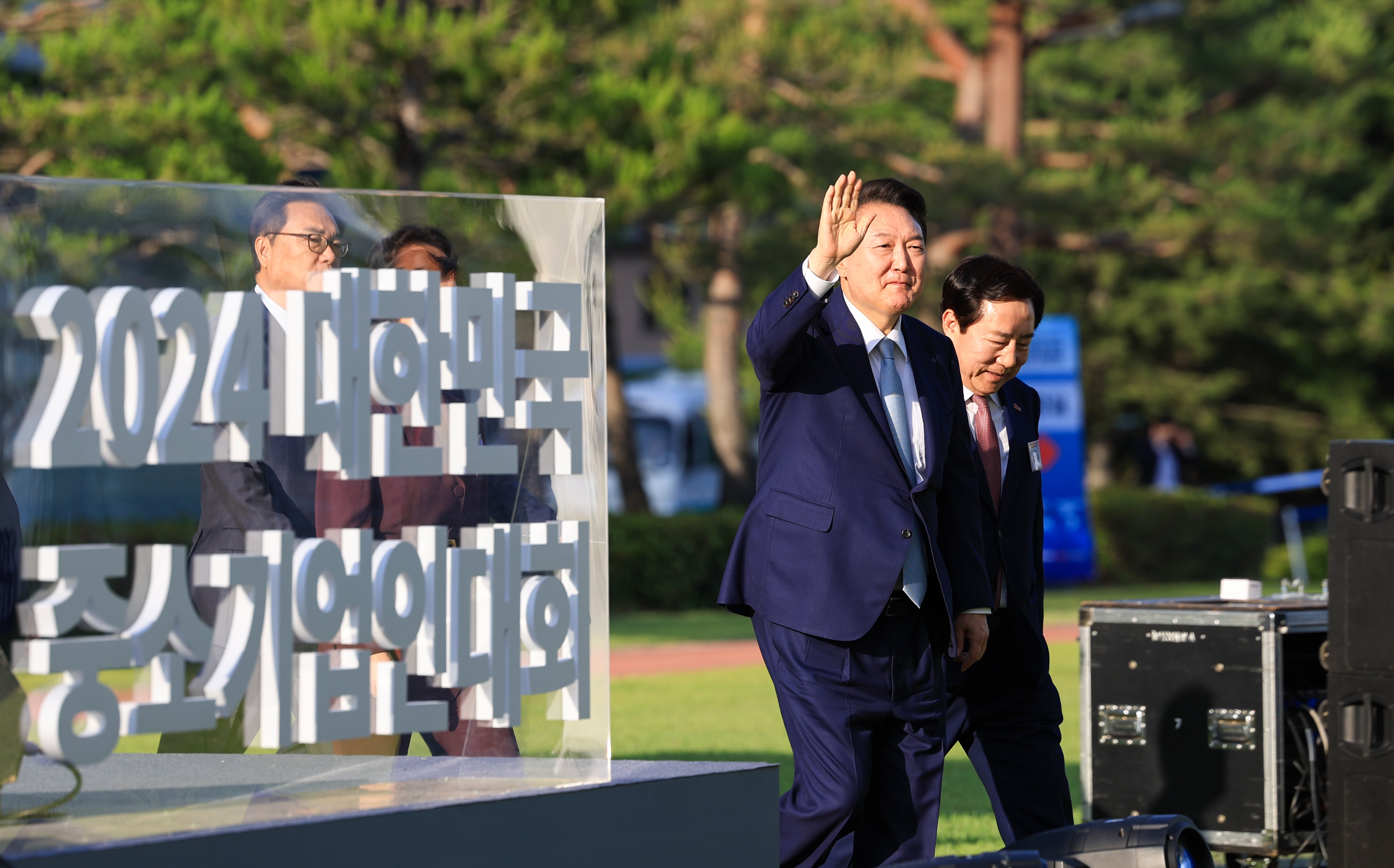 윤석열 대통령이 23일 용산 대통령실 청사 잔디마당에서 열린 2024 대한민국 중소기업인대회에 참석하고 있다. /뉴스1