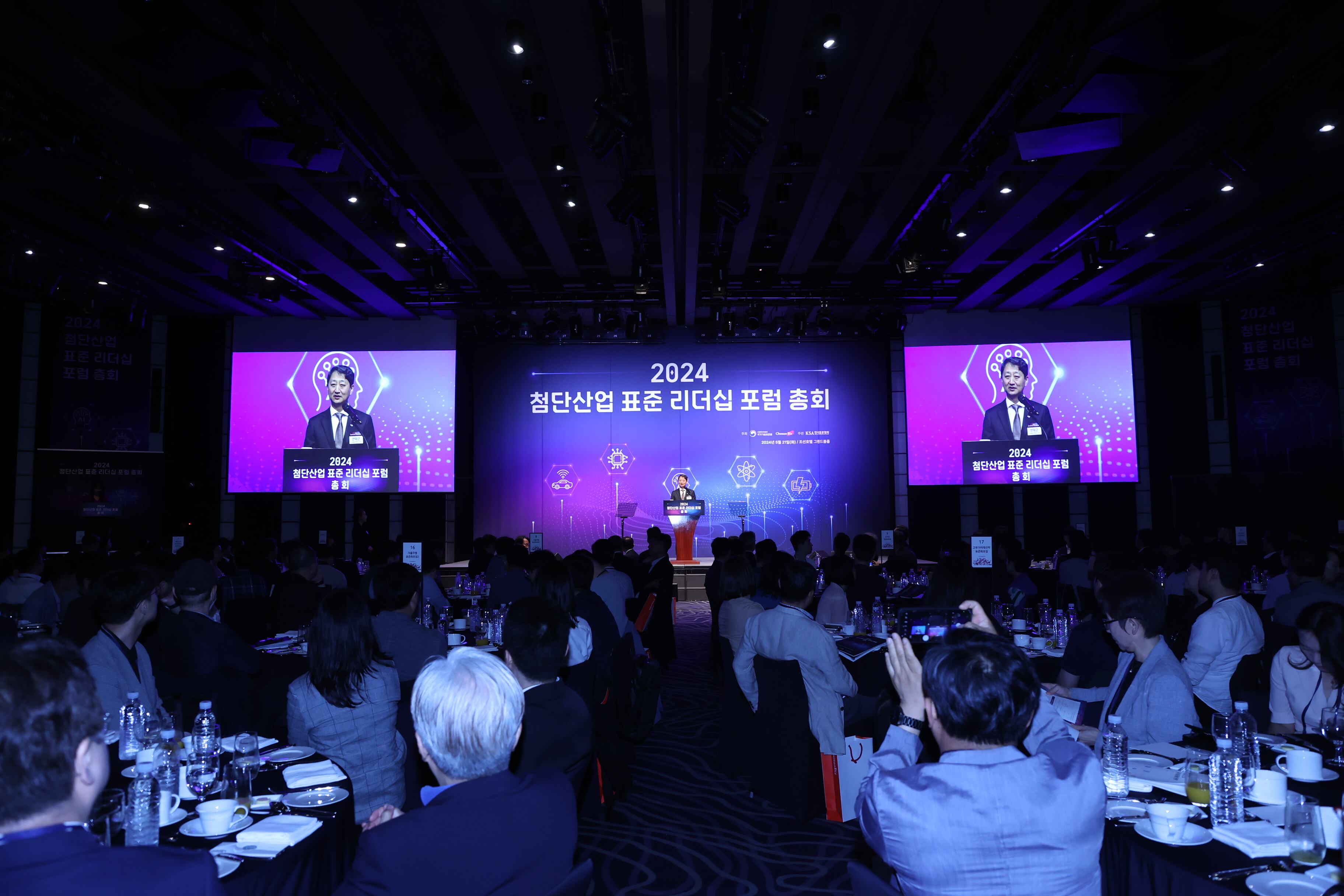 안덕근 산업통상자원부 장관이 21일 서울 소공동 웨스틴조선호텔에서 열린 첨단산업 표준 리더십 포럼 총회에서 축사를 하고 있다. 올해 처음 열린 총회에는 산학연 전문가 및 정부 관계자 등 400여명이 참석했다. /조선비즈DB