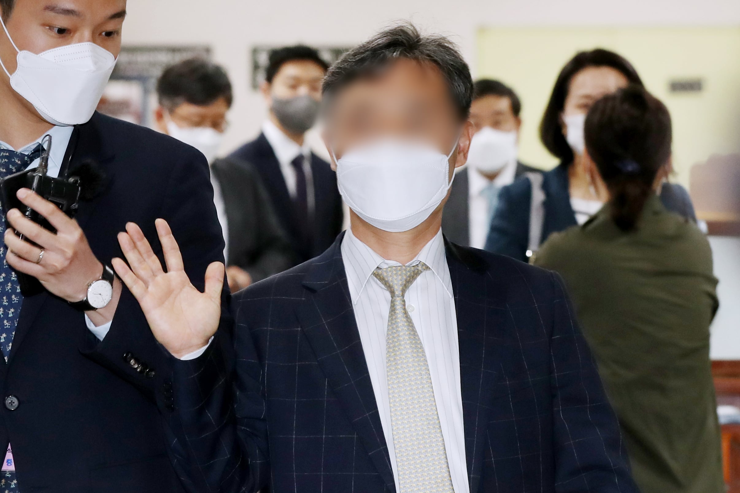 '버닝썬 사태' 당시 클럽과의 유착 의혹이 제기돼 특정범죄 가중처벌 등에 관한 법률위반 등의 혐의로 1심서 무죄를 선고 받은 윤규근 총경이 지난 2021년 5월 20일 오후서울 서초구 서울고등법원에서 열리는 항소심 선고 공판에 출석하고 있다. /뉴스1