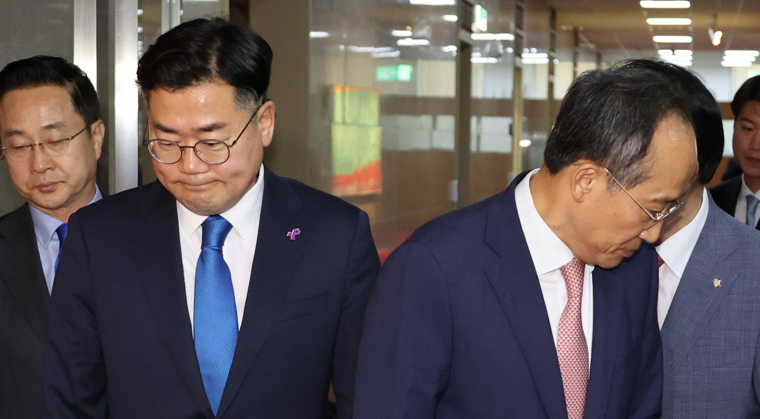 국민의힘 추경호 원내대표(오른쪽)와 더불어민주당 박찬대 원내대표가 27일 서울 여의도 국회에서 김진표 국회의장과 면담을 마치고 나와 취재진의 질문에 답한 후 각자 자리에서 떠나고 있다. 
    이날 양당 원내대표는 하루 앞으로 다가온 21대 국회 마지막 본회의 안건을 김 의장 주재로 논의했으나 합의에 이르지 못했다. /연합뉴스