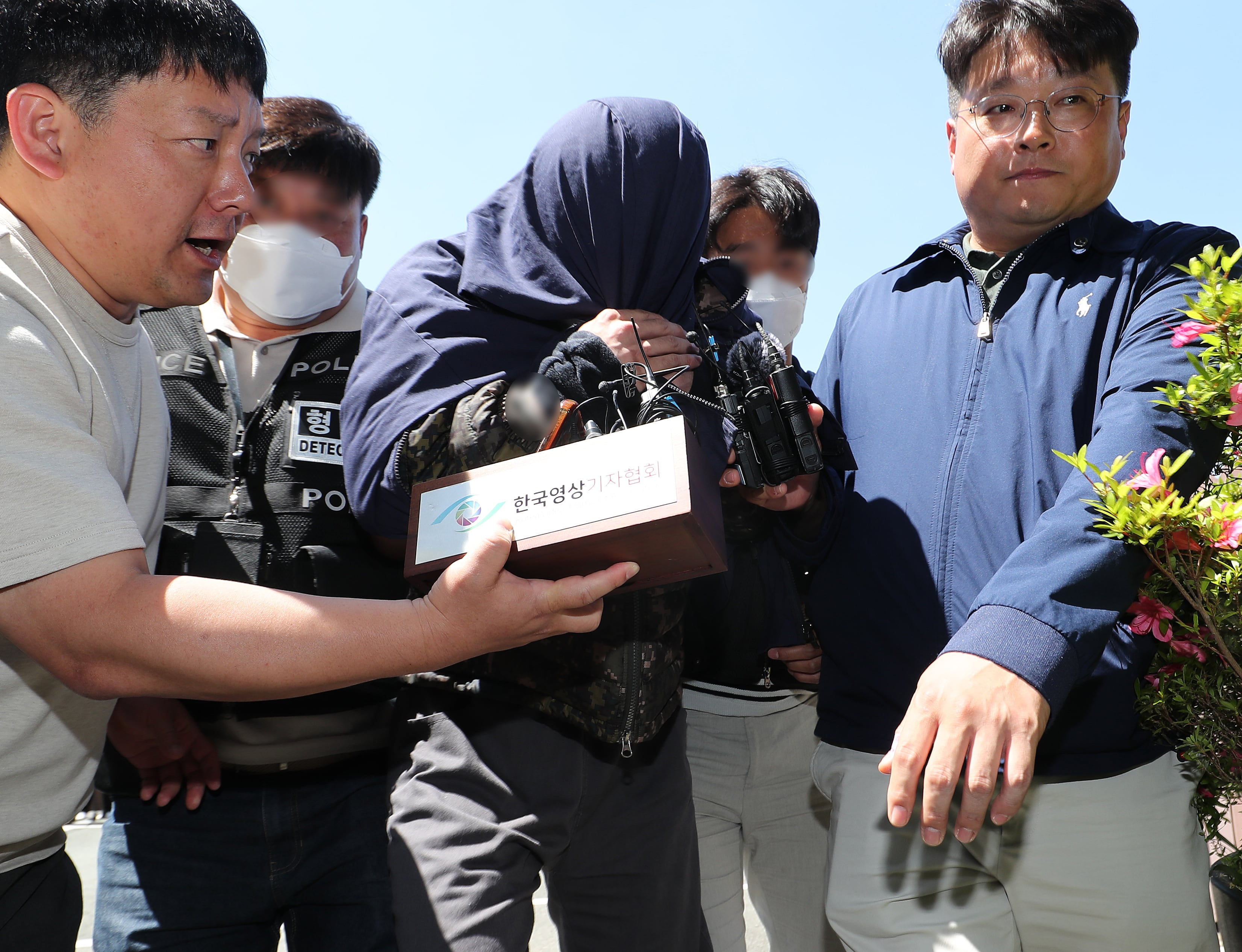 태국 파타야에서 공범들과 한국 관광객을 납치 살해한 뒤 시신을 유기한 혐의를 받는 20대 피의자 A씨가 15일 오후 경남 창원 성산구 창원지방법원에서 열린 구속 전 피의자 심문(영장실질심사)에 출석하고 있다. /뉴스1