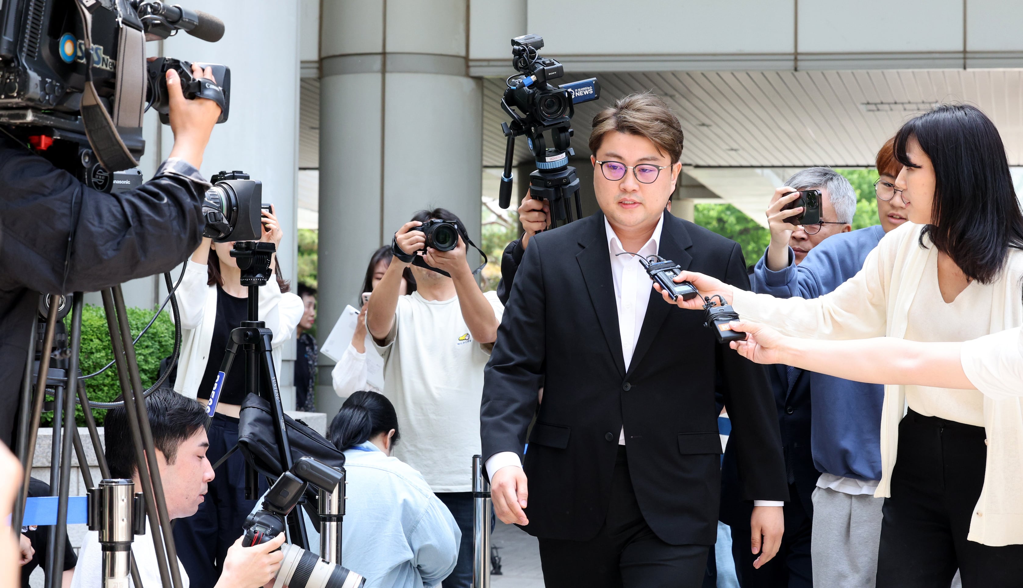 '음주 뺑소니' 혐의를 받는 가수 김호중이 24일 특정범죄가중처벌법상 위험운전치상·도주치상, 도로교통법상 사고후 미조치, 범인도피방조 혐의로 서울 서초구 서울중앙지방법원에서 열린 구속 전 피의사 심문(영장실질심사)에 출석하고 있다. /뉴스1