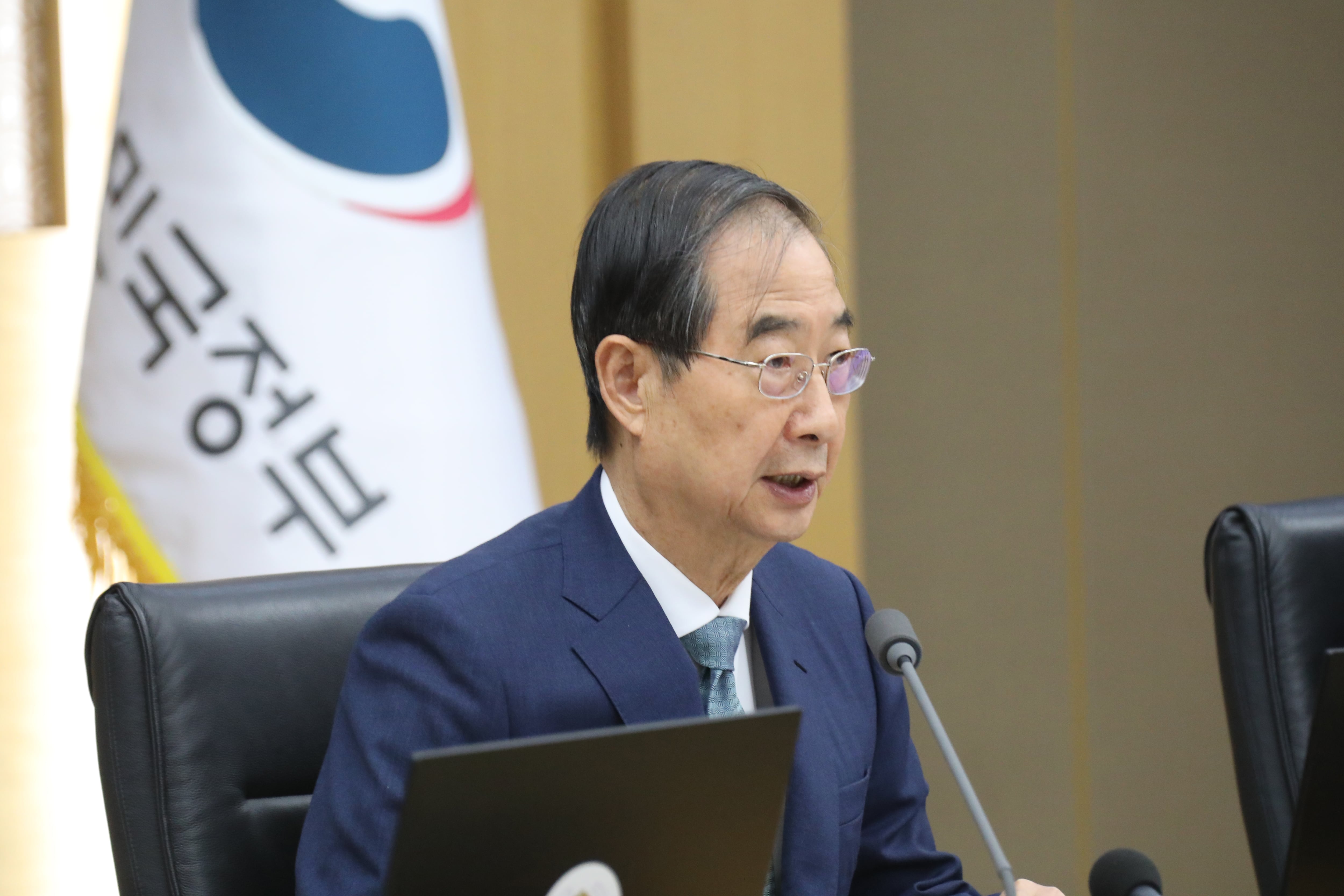 한덕수 국무총리가 28일 오전 정부세종청사에서 국무회의를 주재하고 있다. /연합뉴스