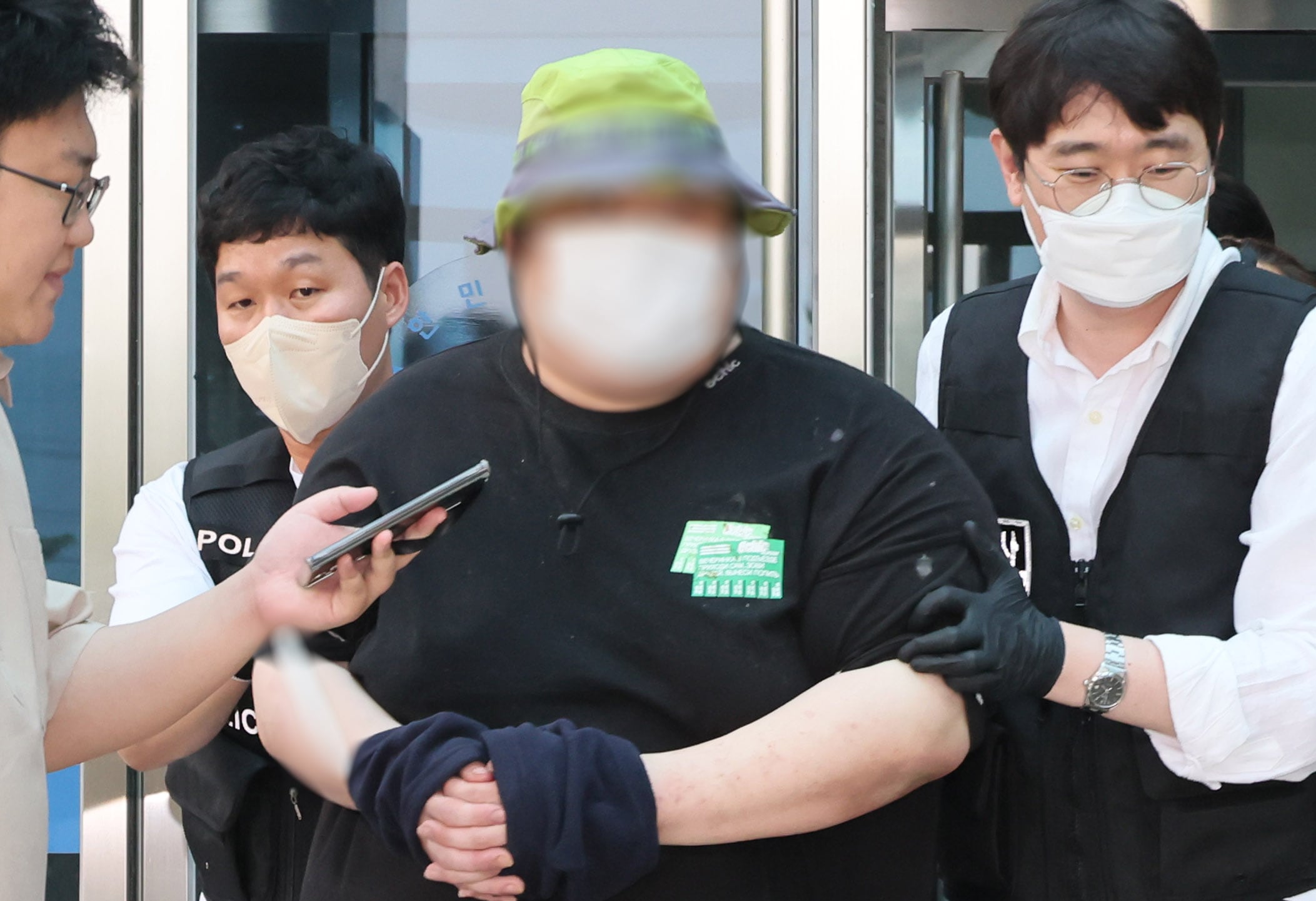'서울역 칼부림' 예고 글을 온라인 커뮤니티 디시인사이드에 게시한 혐의를 받는 30대 남성 A씨가 26일 오후 구속 전 피의자 심문(영장심사)을 마친 뒤 서울 도봉구 북부지법을 나서고 있다. /연합뉴스
