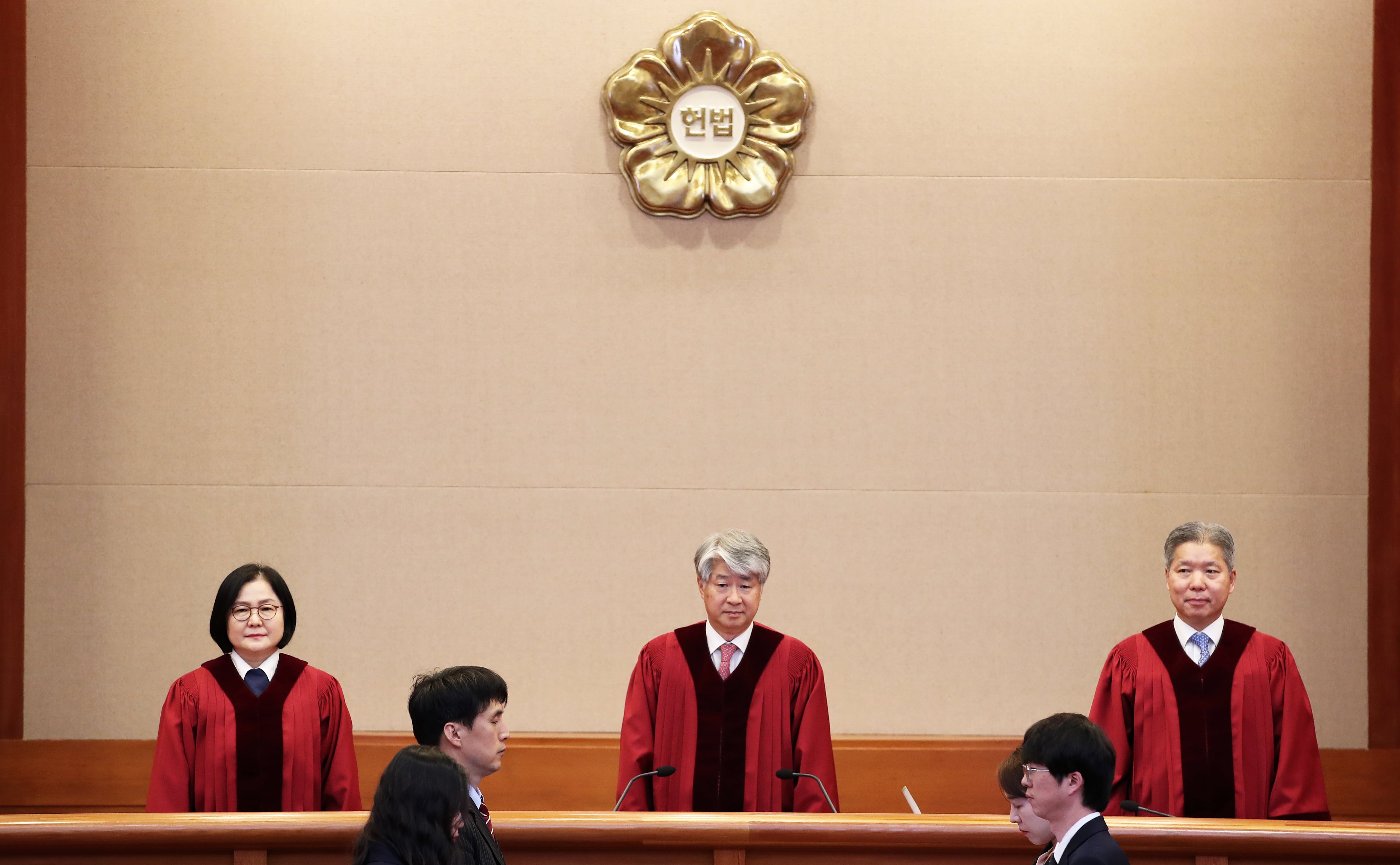 이종석 헌법재판소장을 비롯한 헌법재판관들이 30일 서울 종로구 헌법재판소 대심판정에서 열린 5월 심판사건 선고를 앞두고 자리하고 있다. 헌재는 이날 전직 서울시 공무원 유우성 씨를 보복 기소했다는 이유로 탄핵 소추됐던 안동안 검사에 대한 탄핵안을 기각했다. /뉴스1 