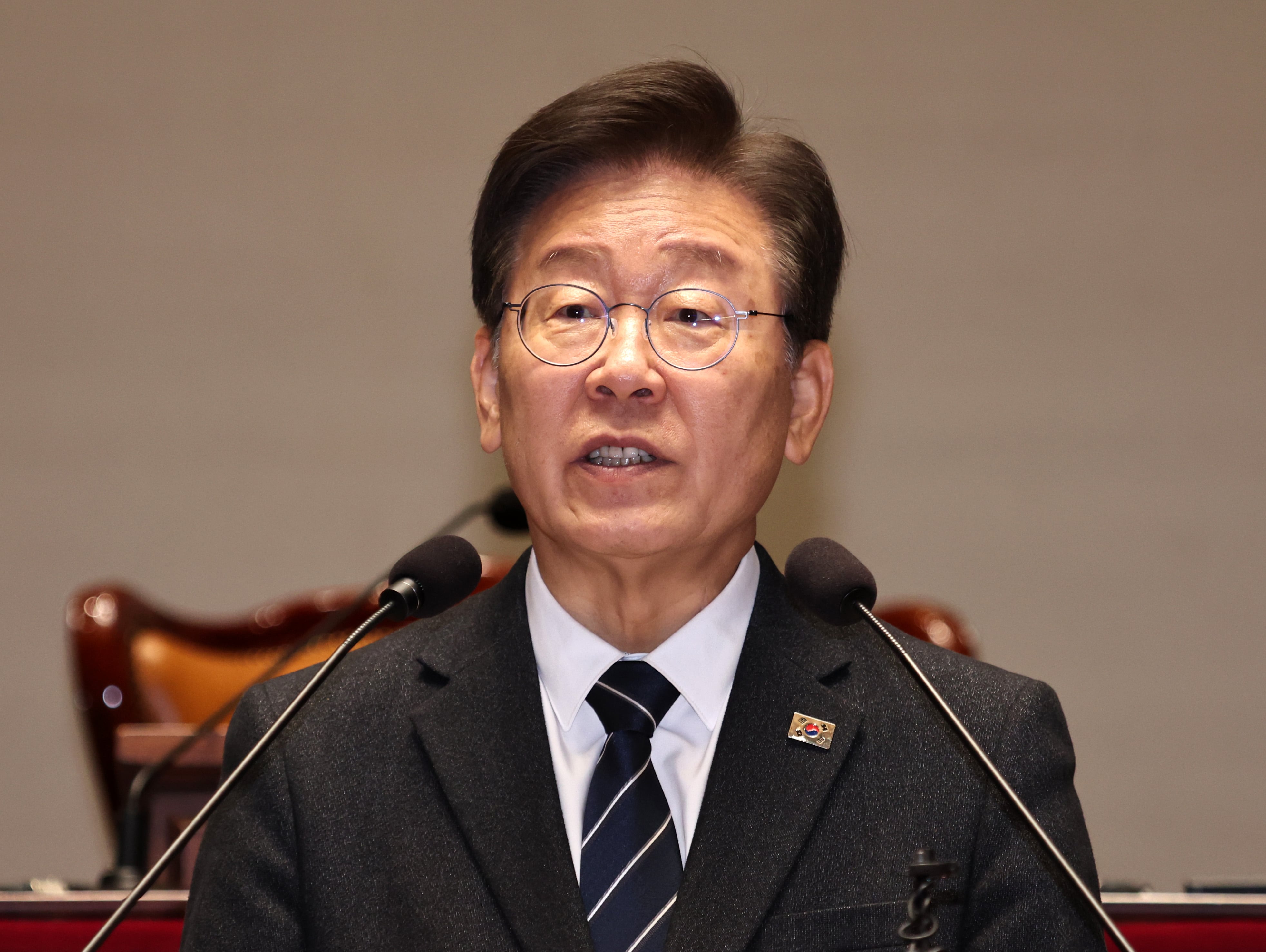 이재명 더불어민주당 대표가 28일 오후 서울 여의도 국회에서 열린 의원총회에서 모두발언을 하고 있다. /뉴스1