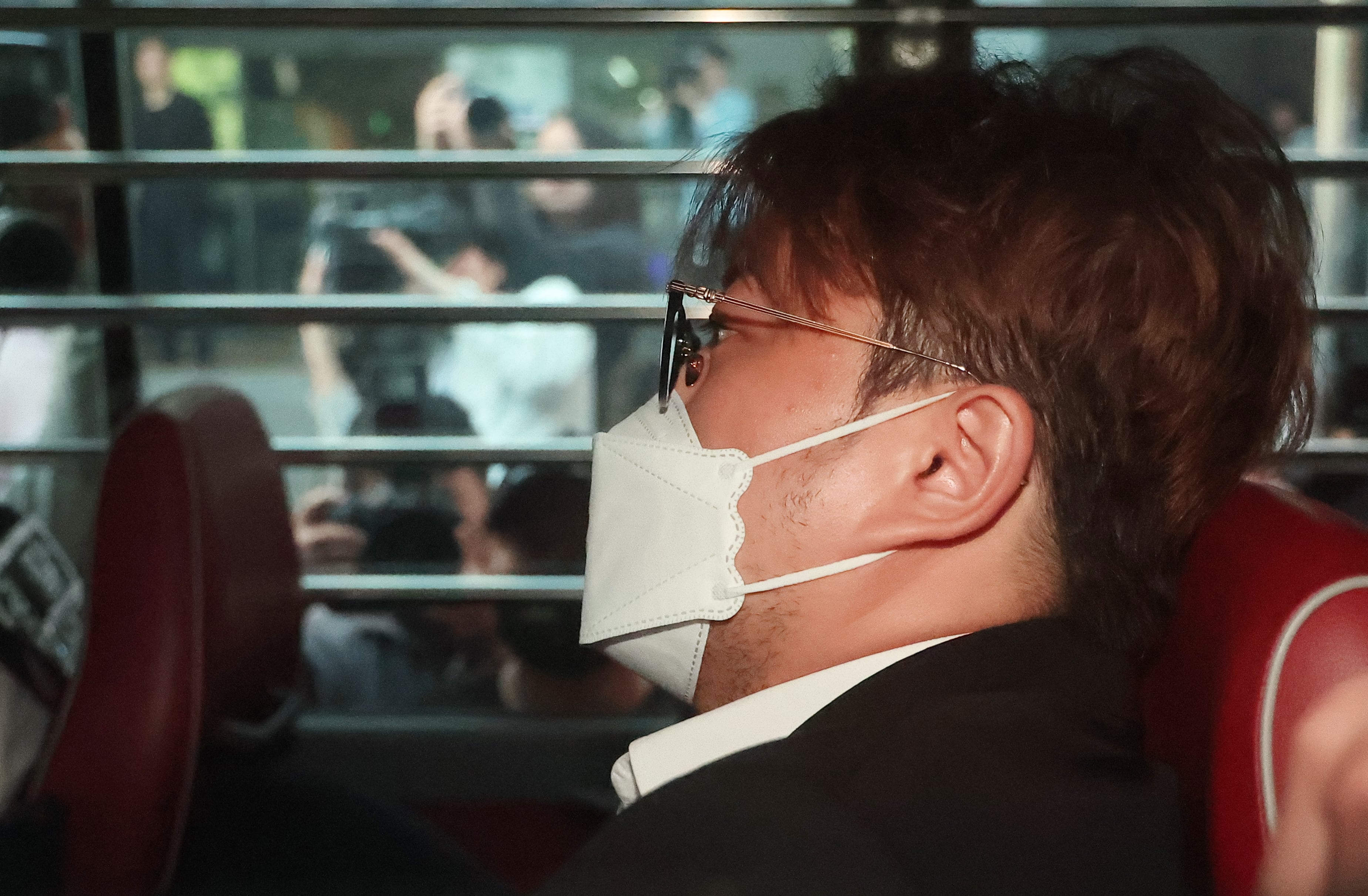 음주 뺑소니 혐의를 받는 가수 김호중이 31일 오전 서울 강남구 강남경찰서에서 검찰로 송치되며 호송차에 타 있다. /연합뉴스