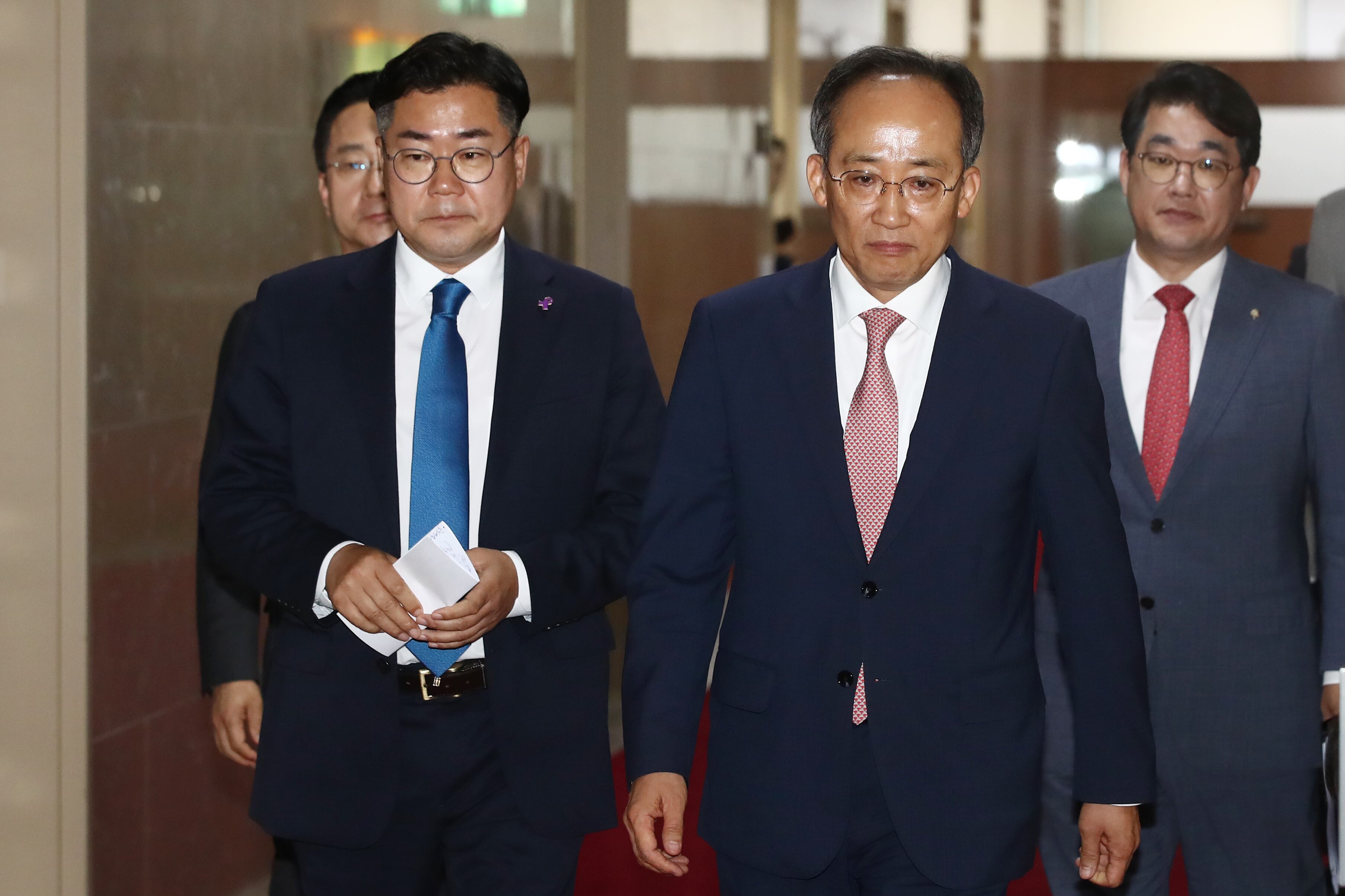 추경호 국민의힘 원내대표(오른쪽)와 박찬대 더불어민주당 원내대표가 27일 오전 서울 여의도 국회의장실에서 여야 원내대표 회동을 마치고 의장실을 나서고 있다. /뉴스1