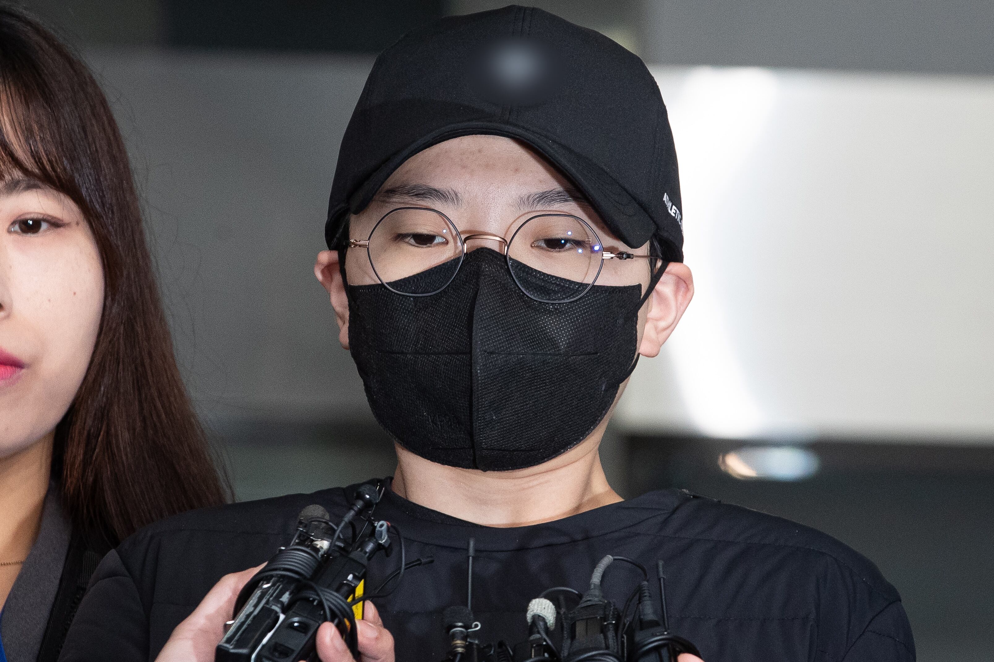 서울동부지검이 '재벌 3세'를 사칭하며 사기 행각을 벌인 혐의로 구속한 전청조(28)씨. /뉴스1